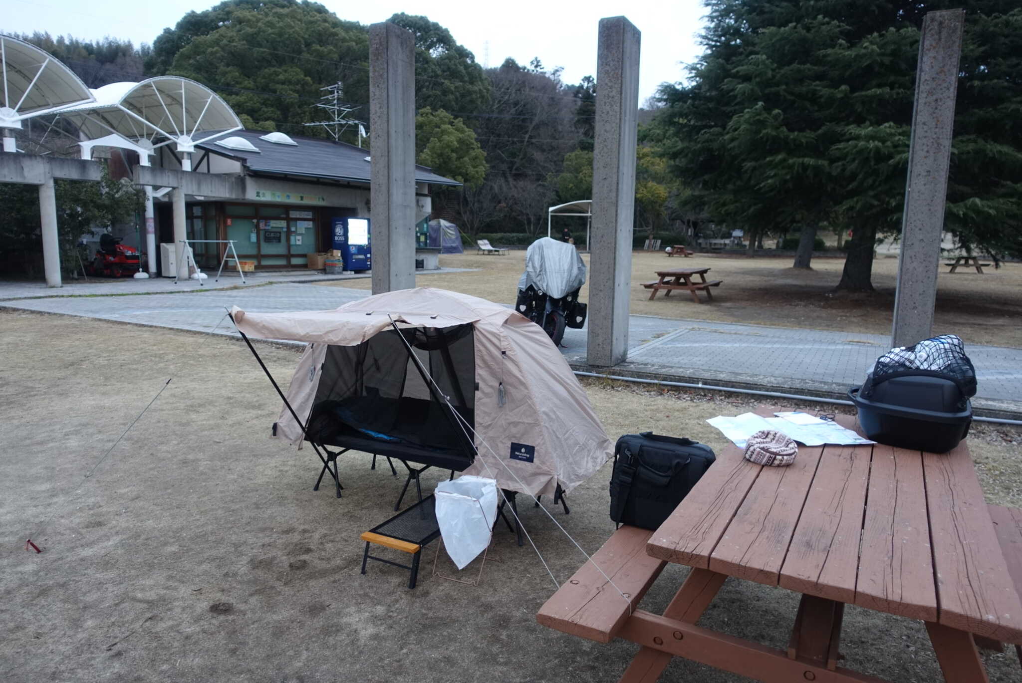 野外ステージ横