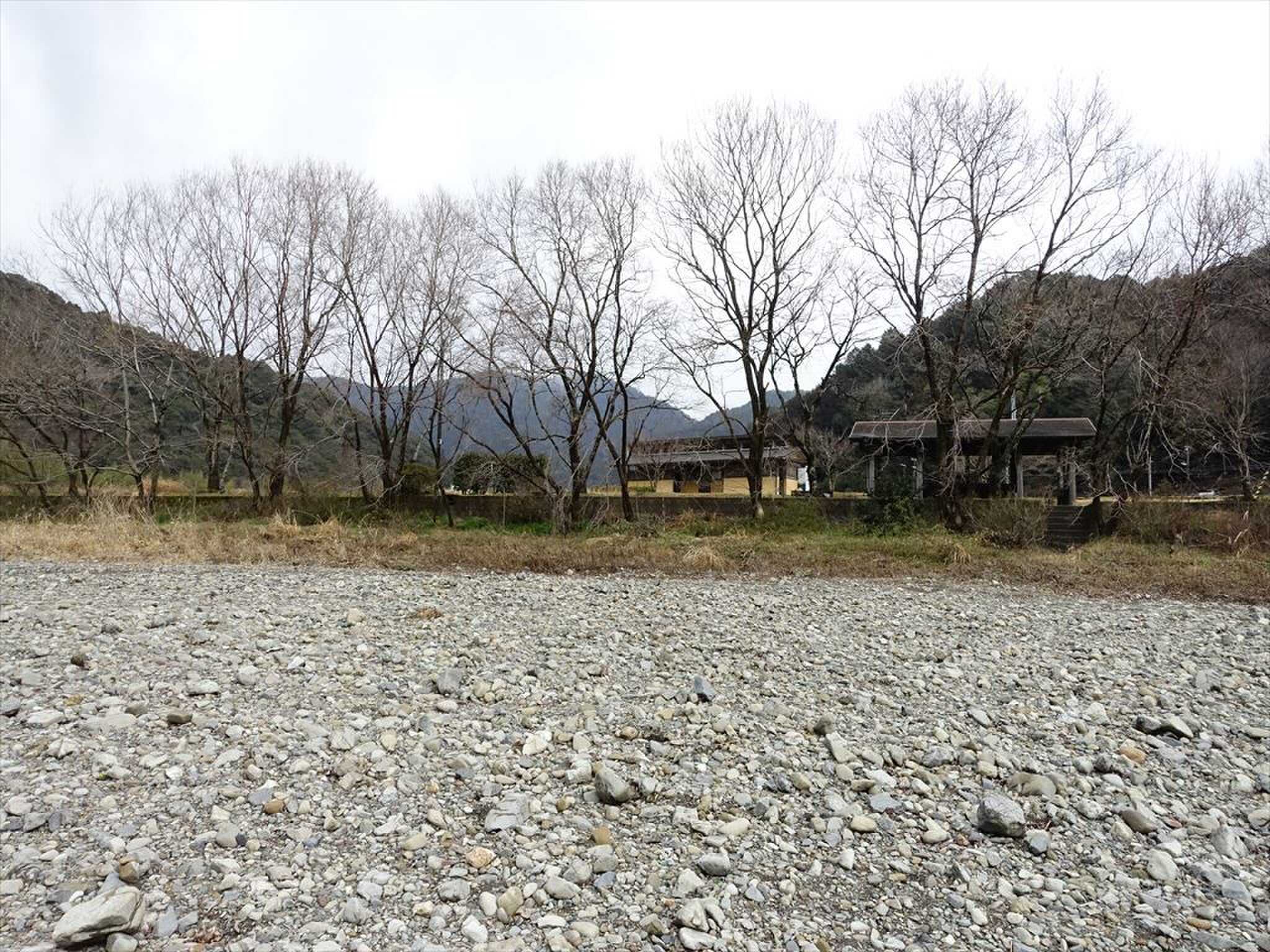 川から見上げるキャンプ場