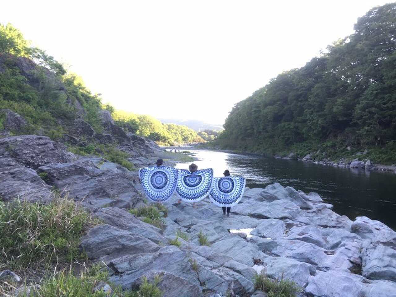 目の前の川にて