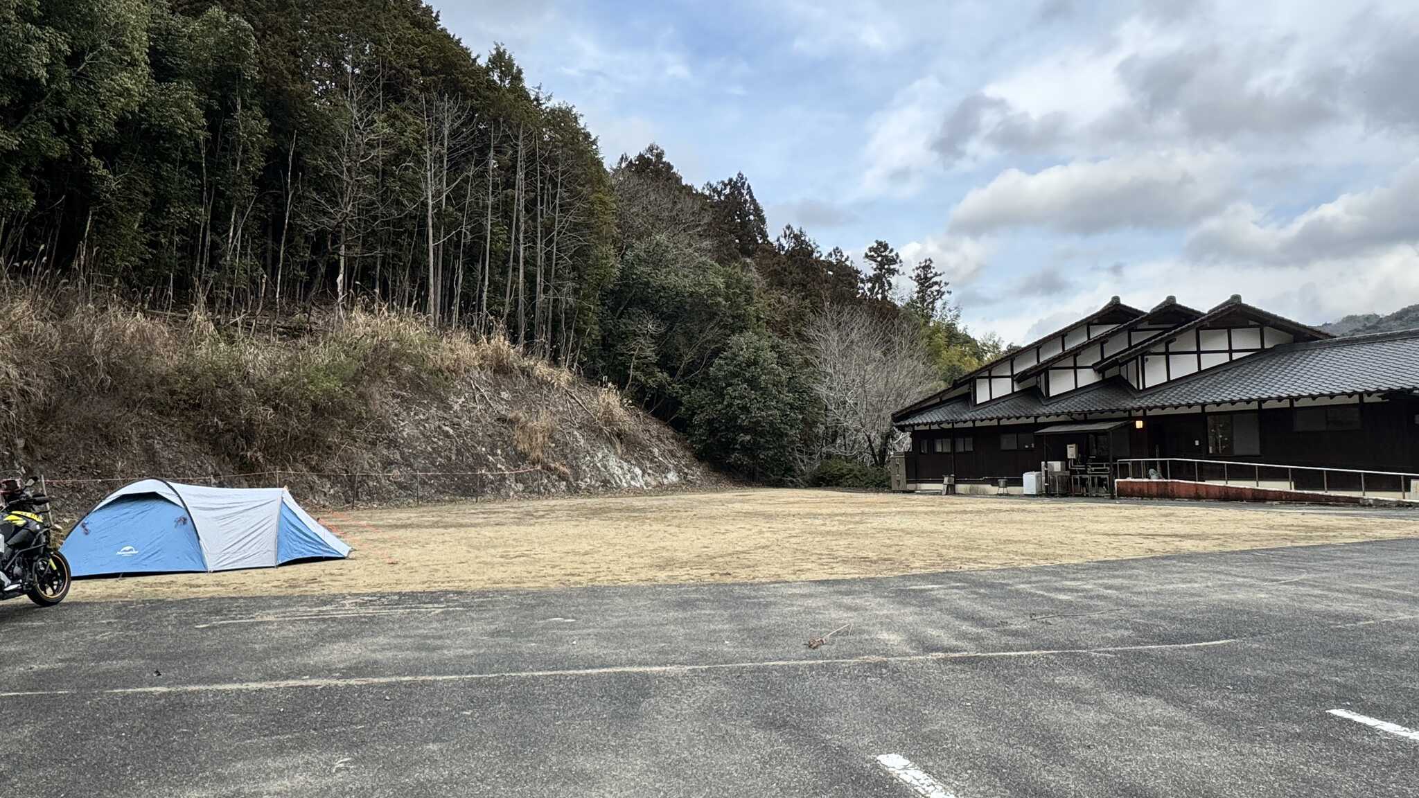サイトの全景 右は研修棟