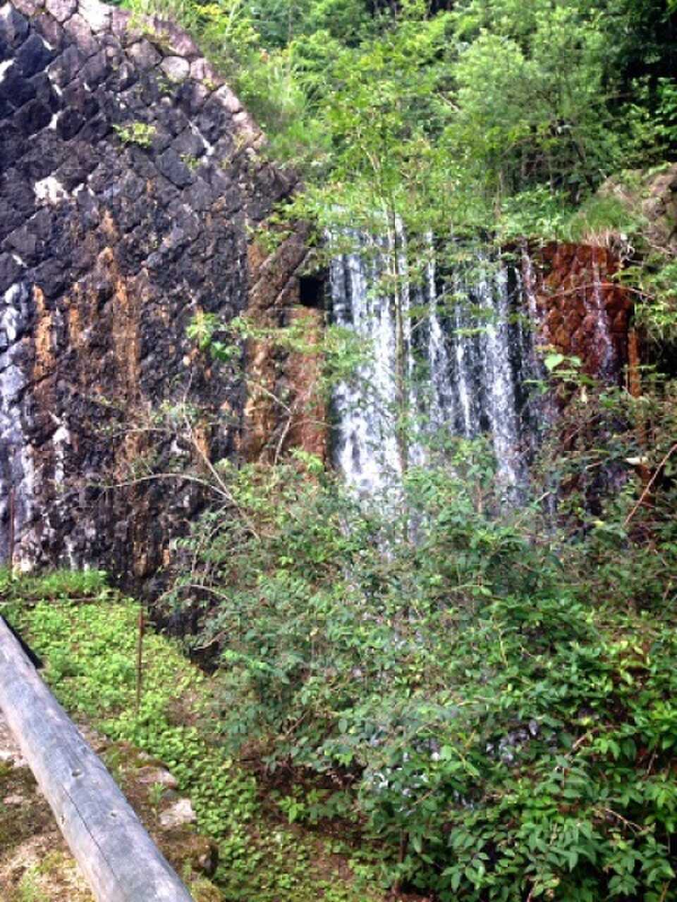 ロッジ横の滝