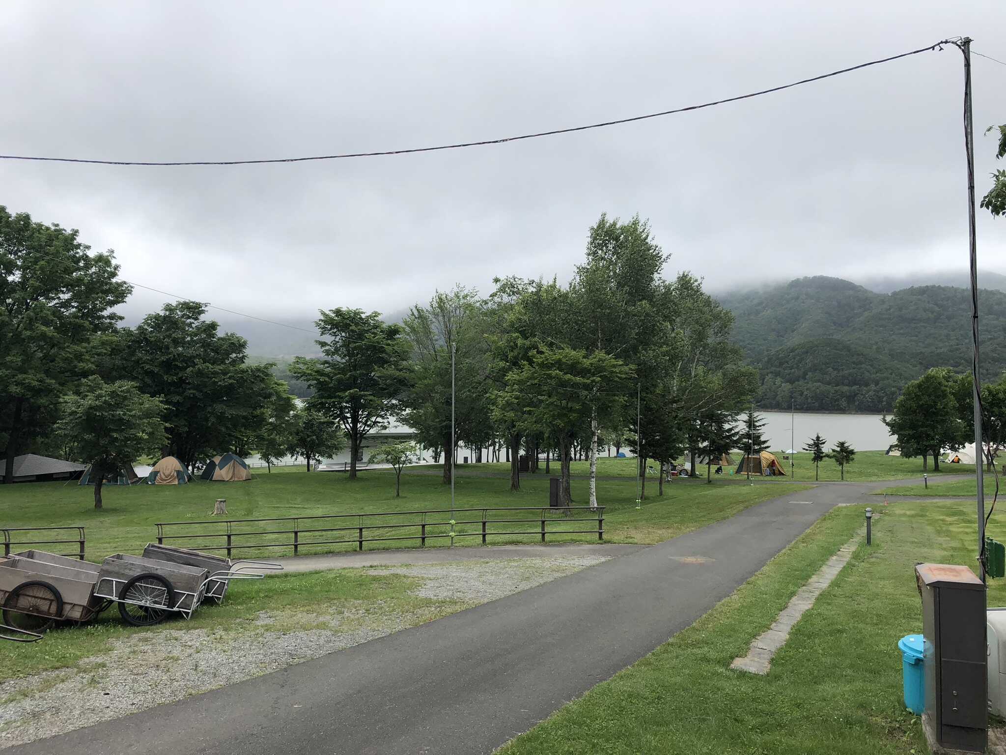 管理棟から湖側のサイトは向かう道