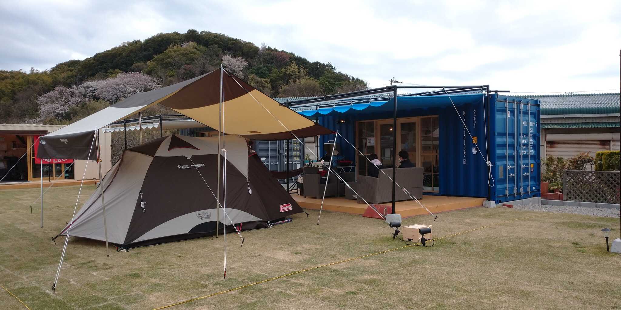 コンテナとテントスペース