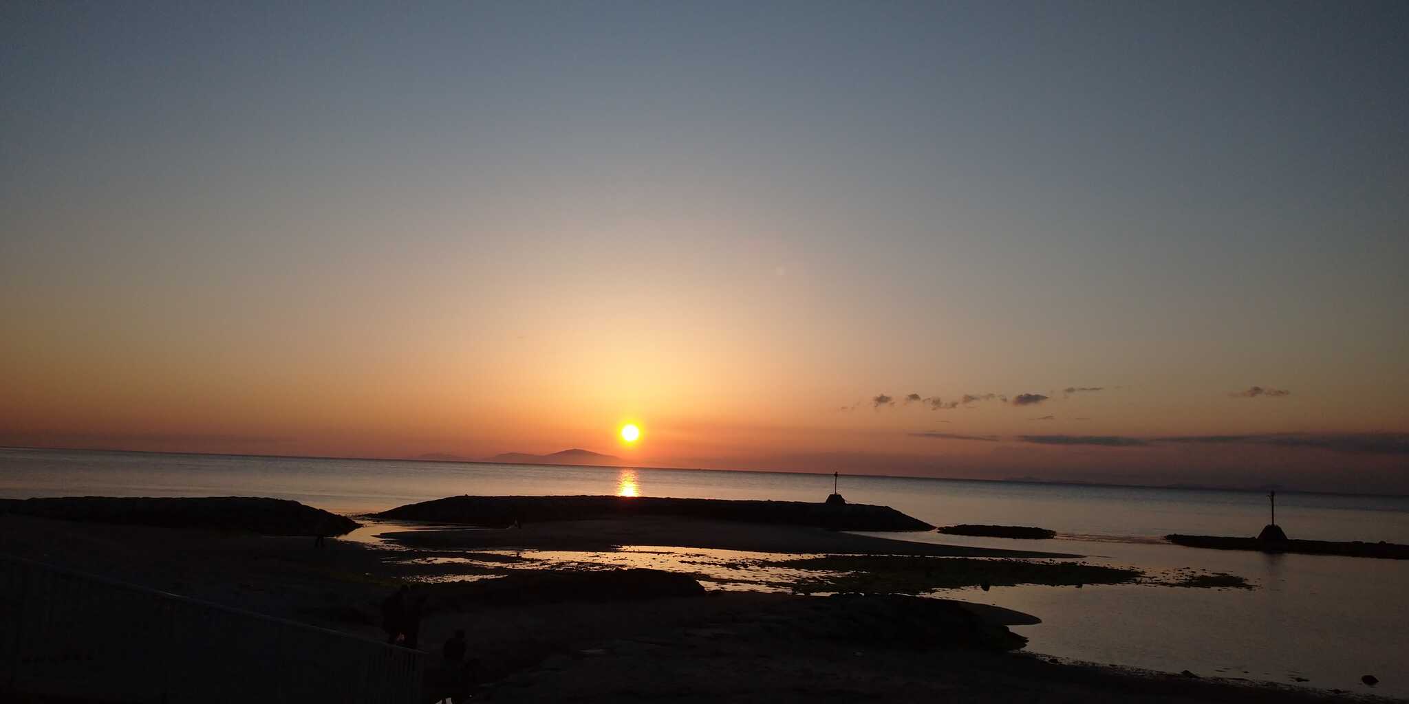 近くの海岸からの夕日