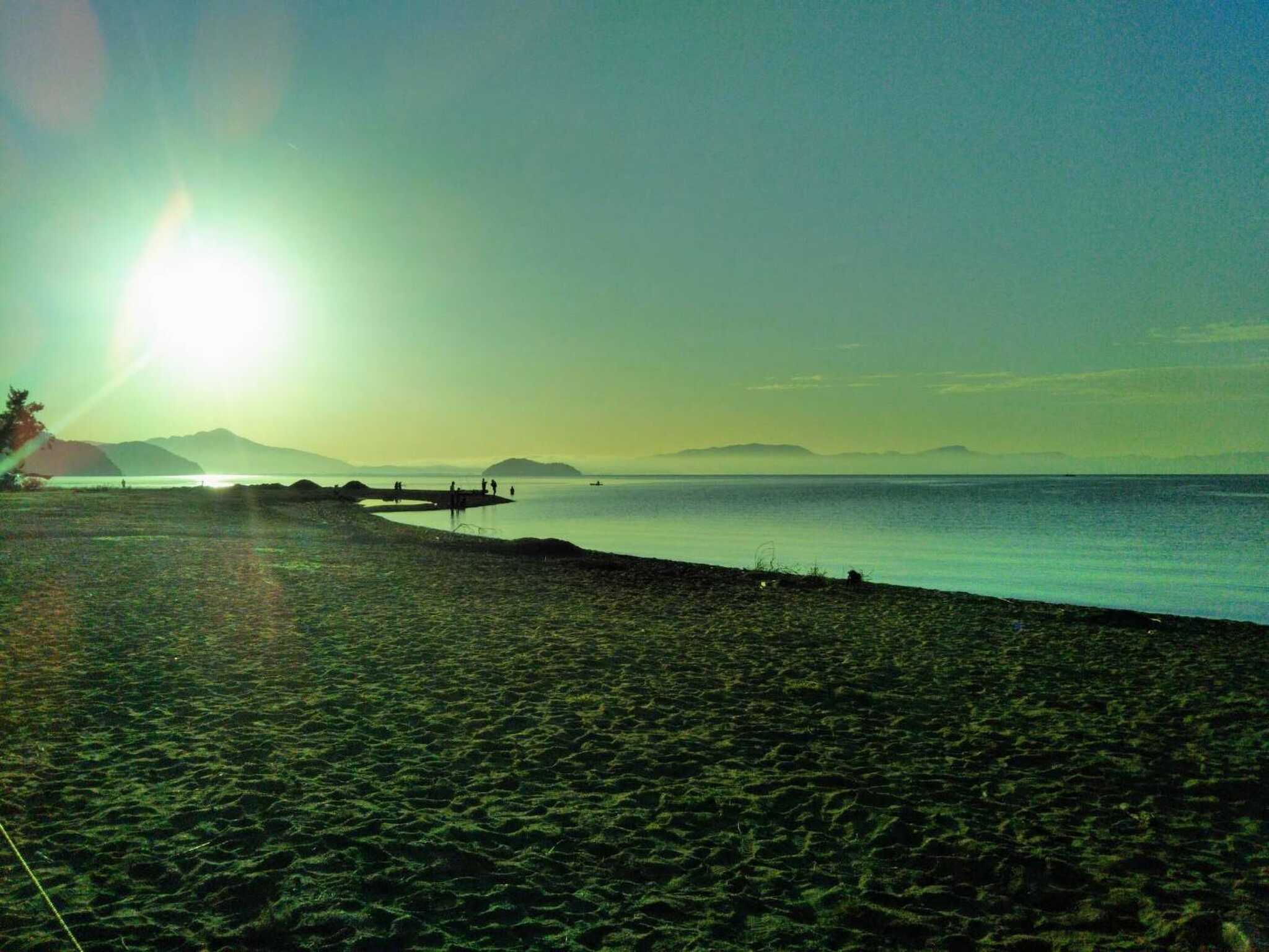 美しい湖岸線です