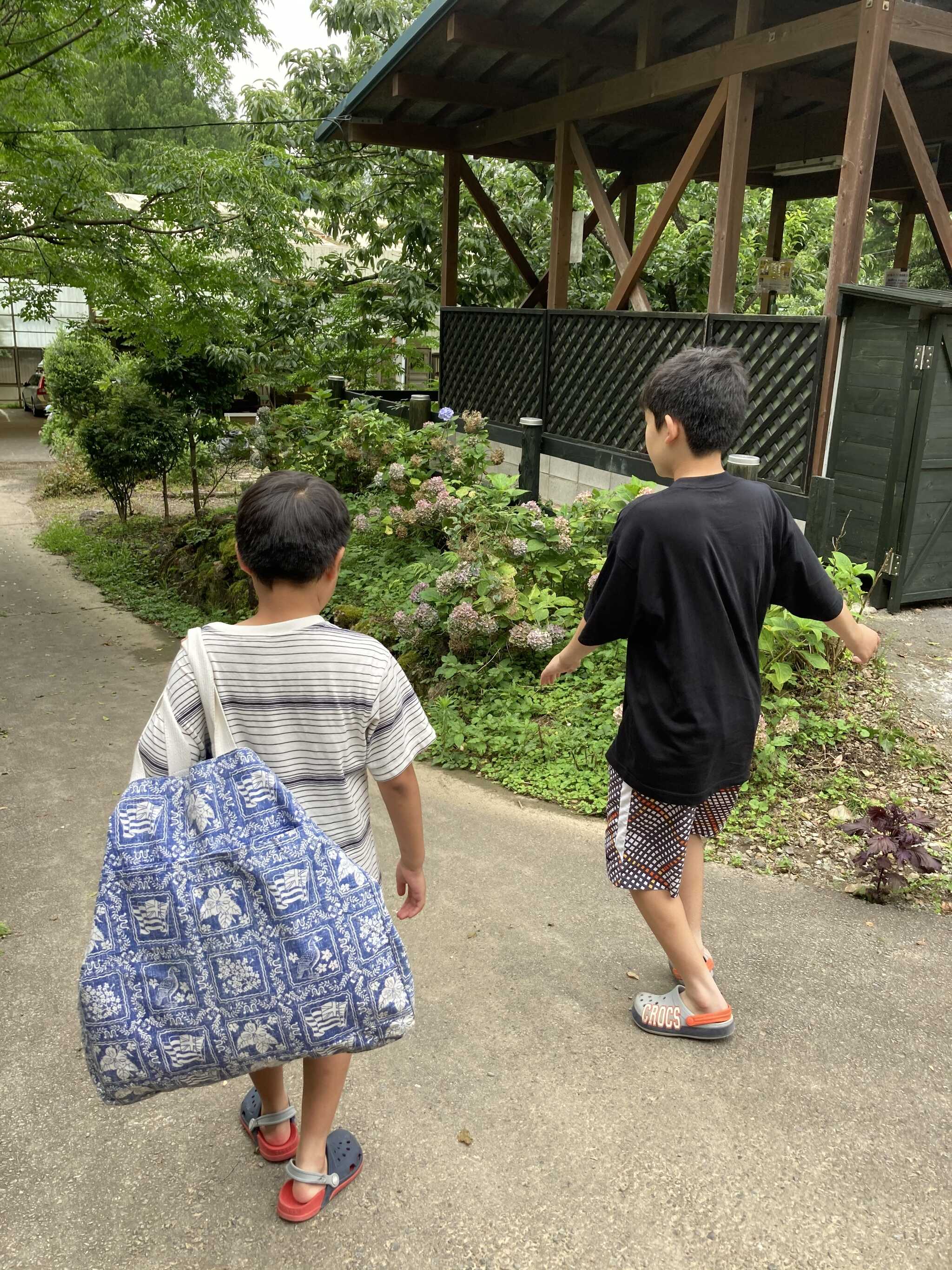 いざプールへ