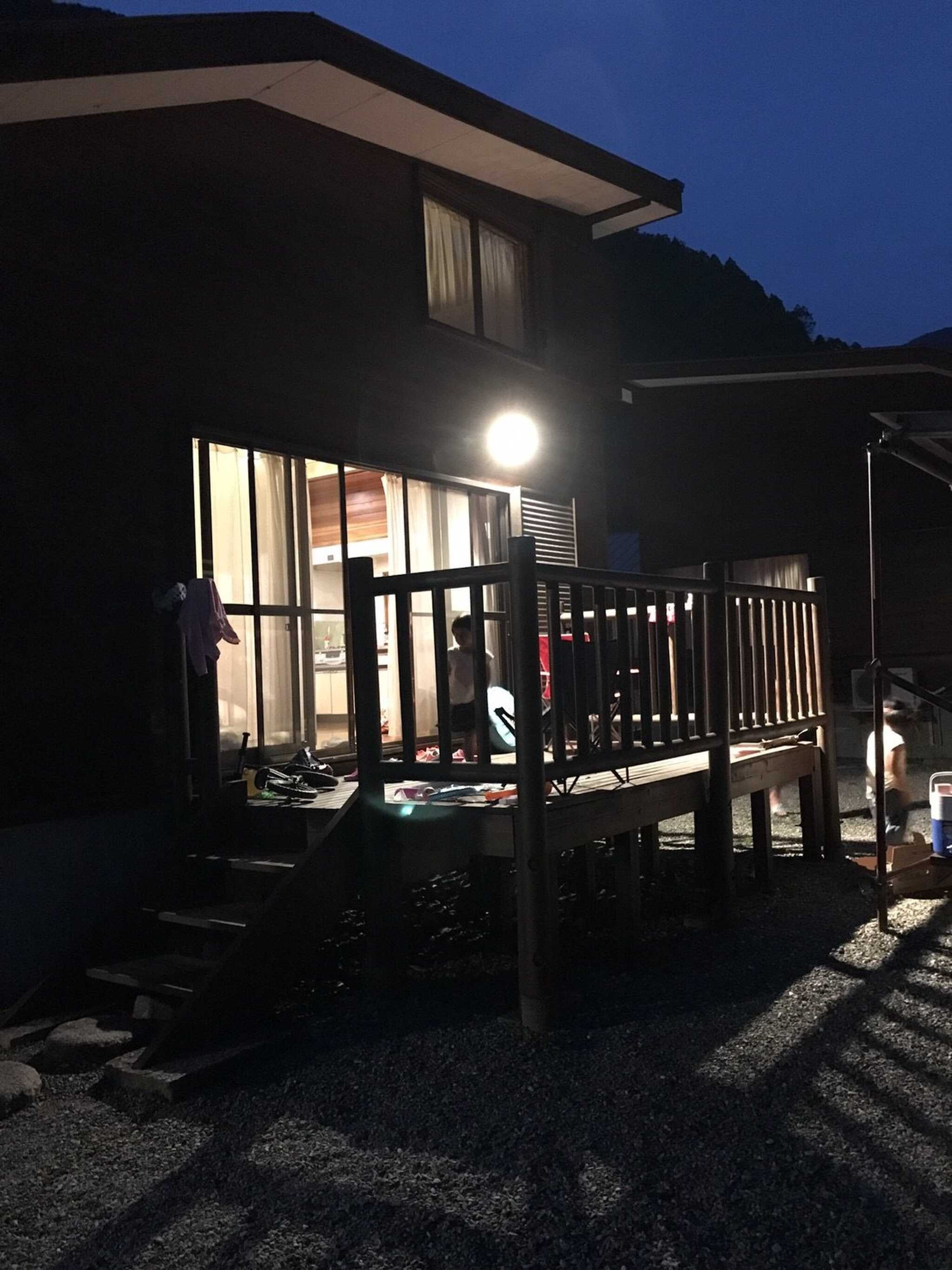 夜のコテージ