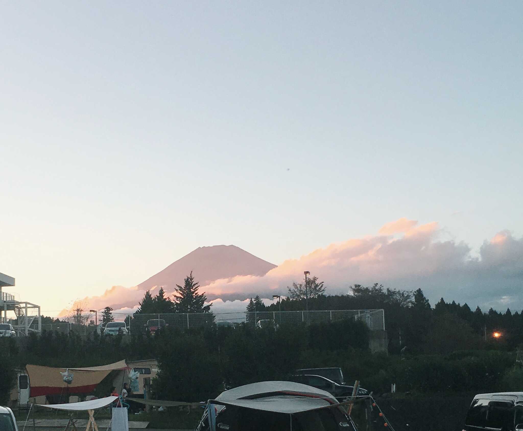 夕日を浴びる富士山