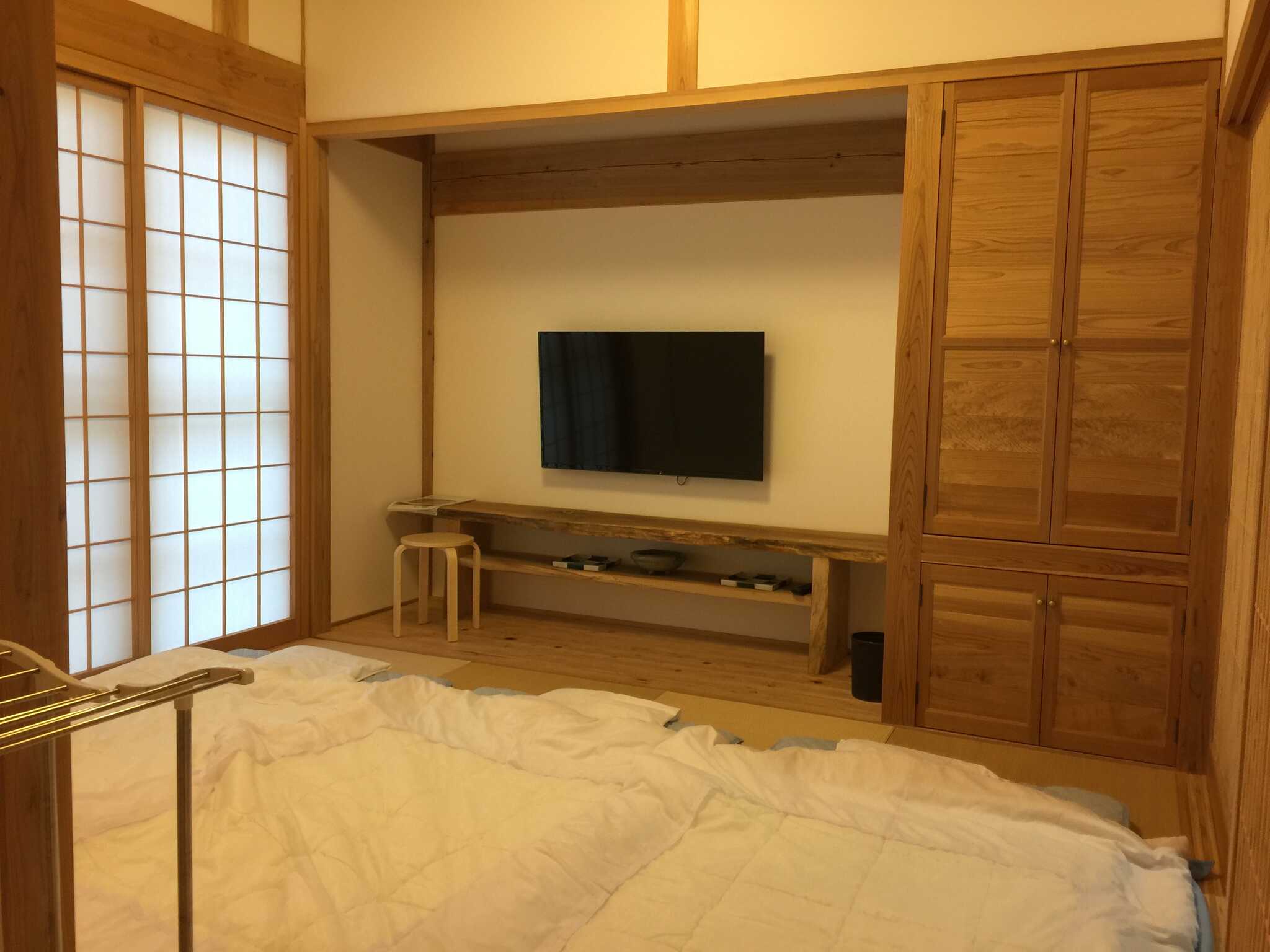 クーラーが効いた室内、そして布団がすでに敷かれていました