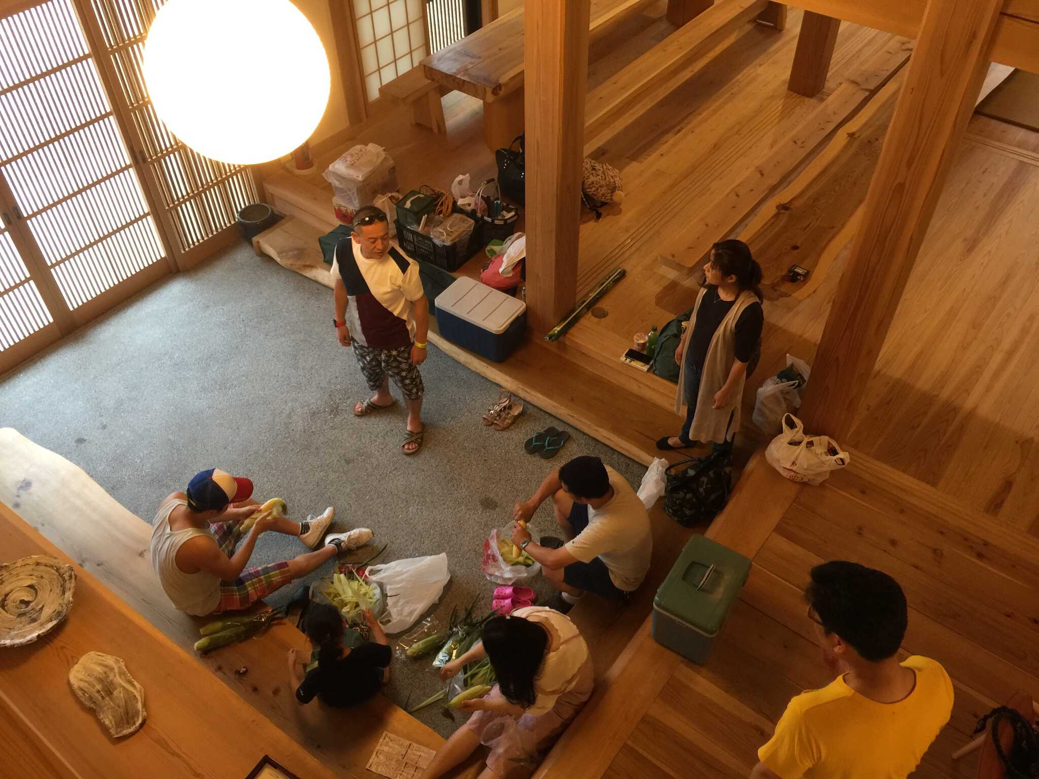 土間でバーベキューの下準備中