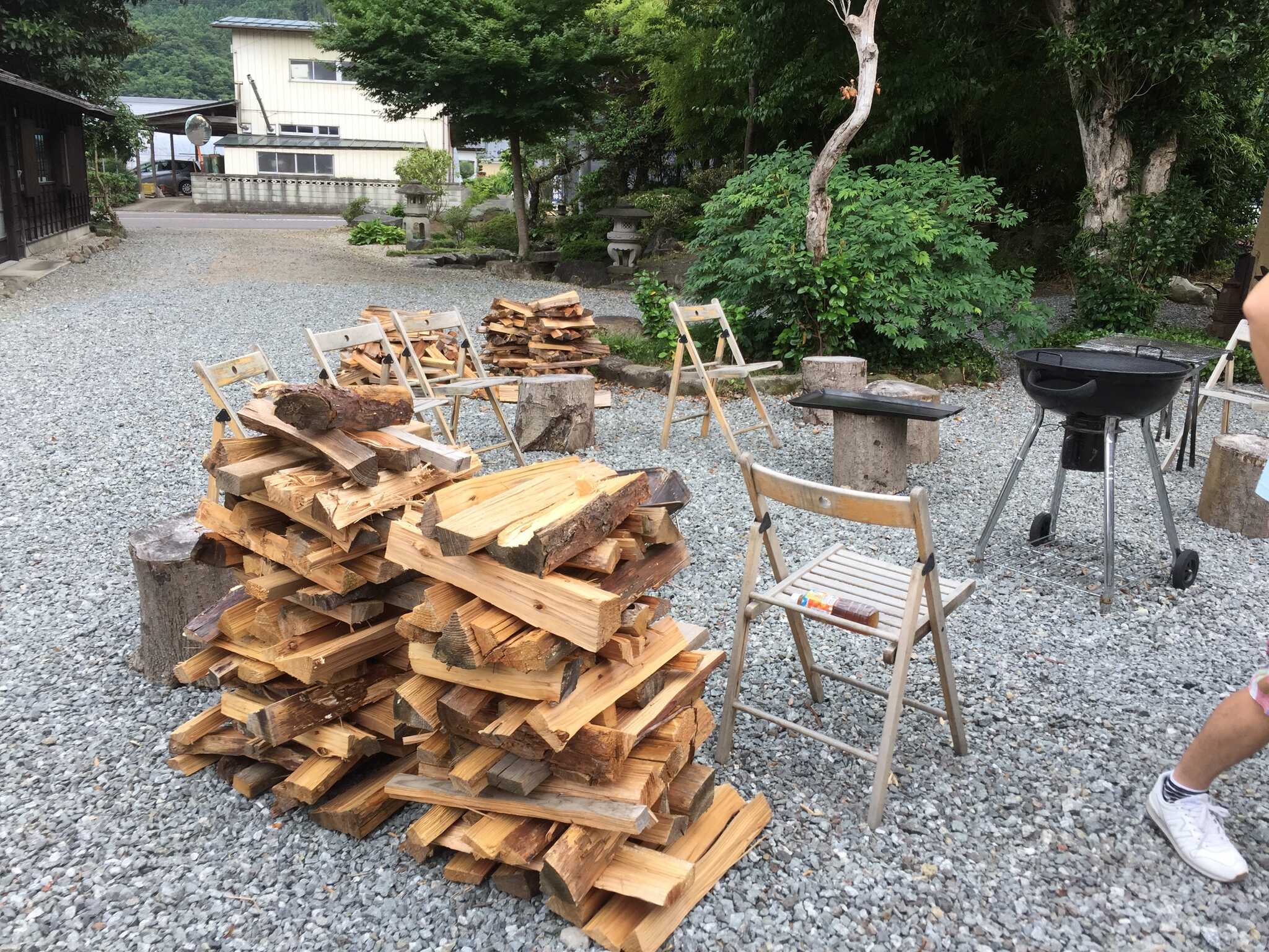 バーベキューとたき火セット、料理を置いたり作業したりできるテーブルもありましたもありました
