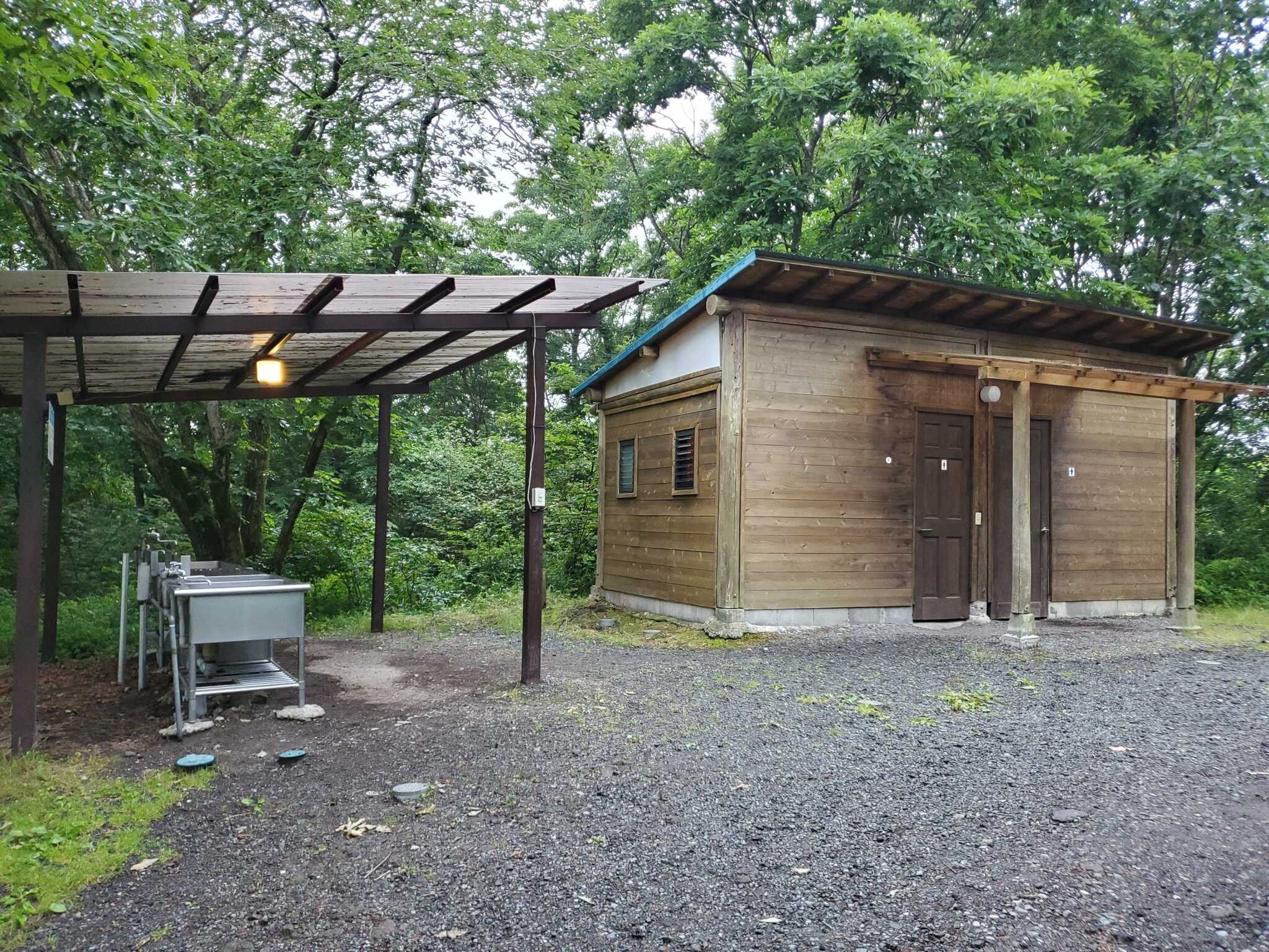 トイレと炊事場