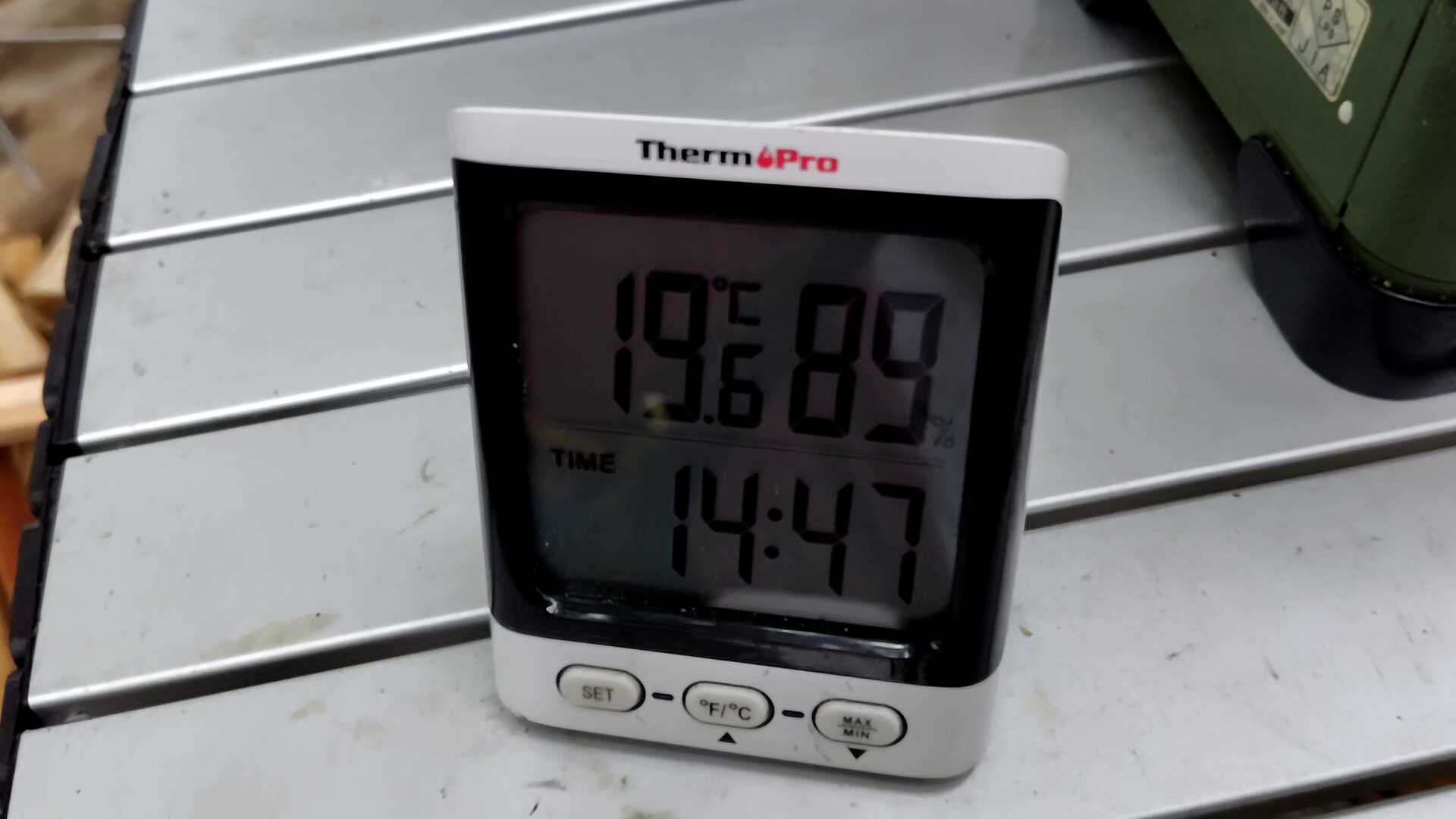 東京の最高気温27℃の日(曇)