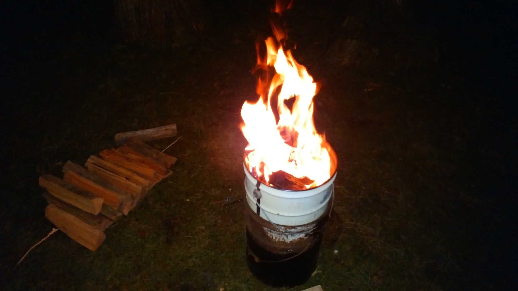 ペール缶で自作のたき火台