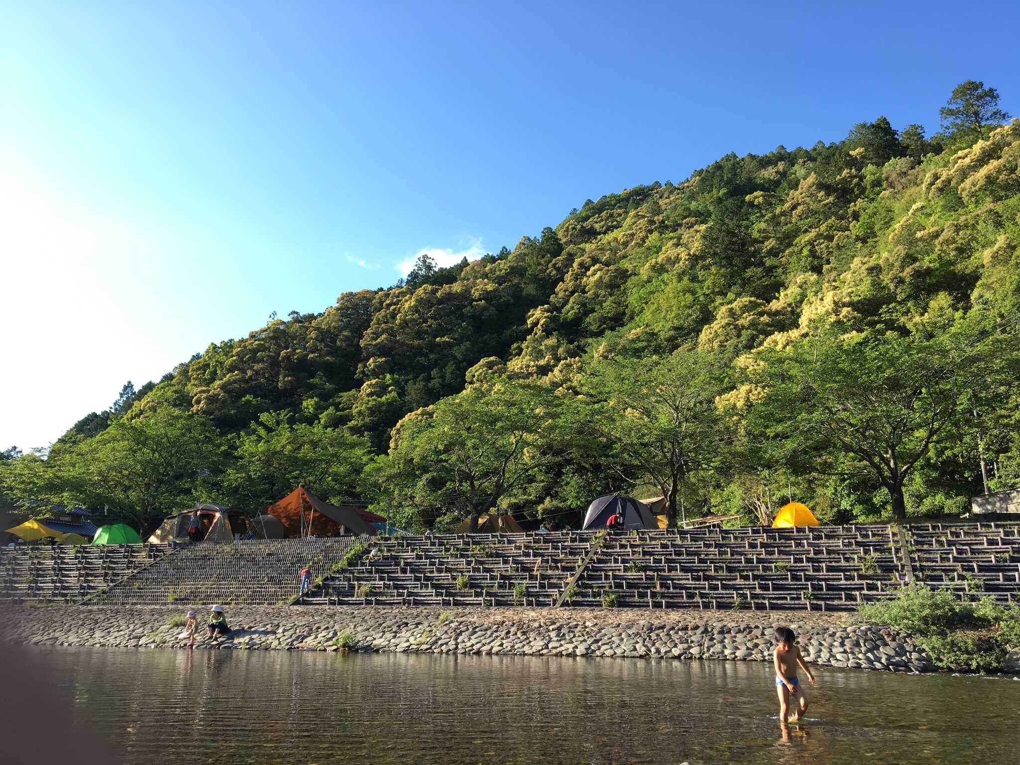 川の対岸からの景色