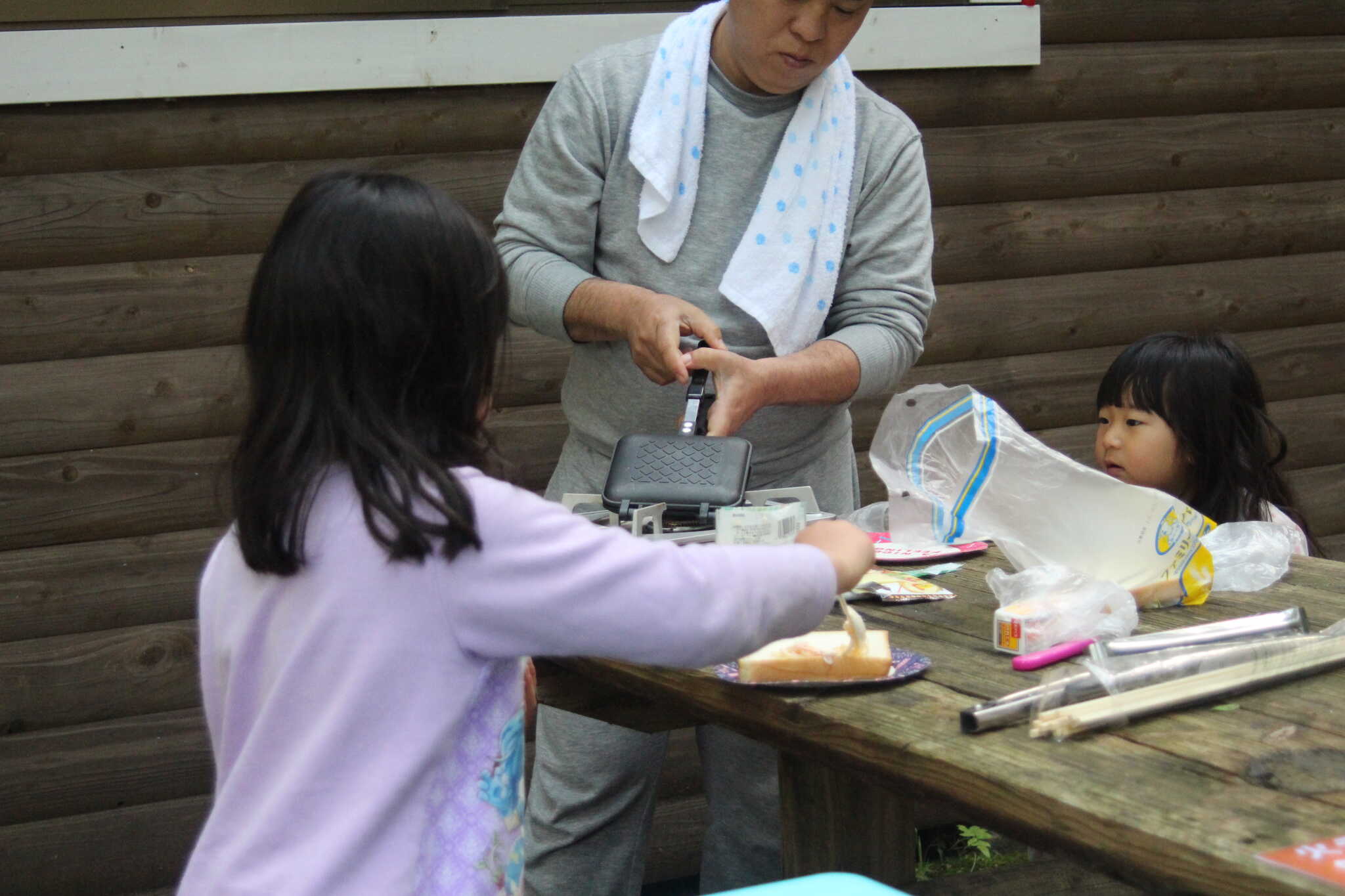 子供達のお手伝いで朝食のホットサンド作り