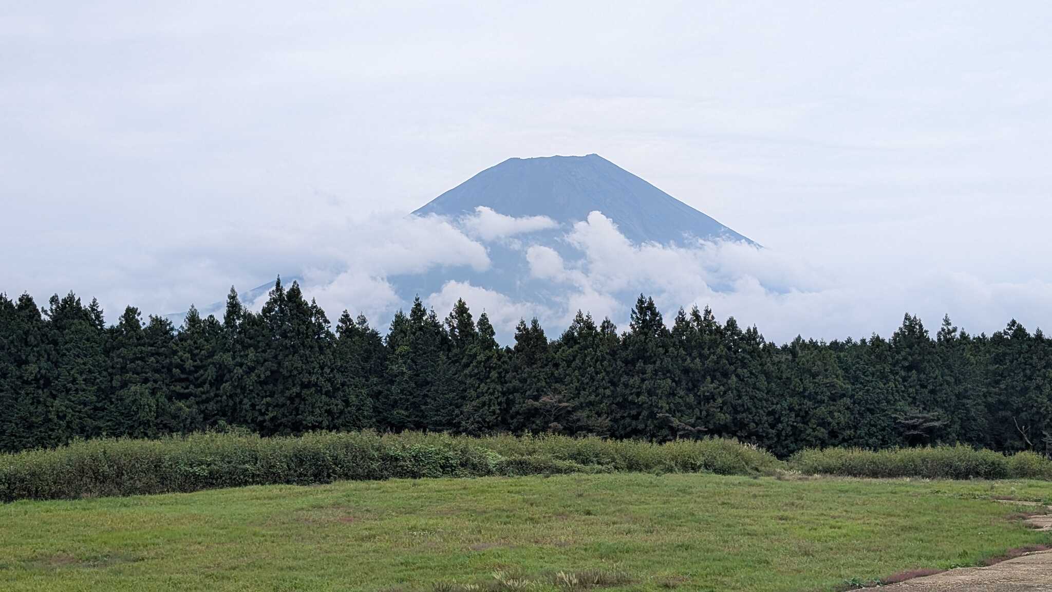 雲がかかった富士山