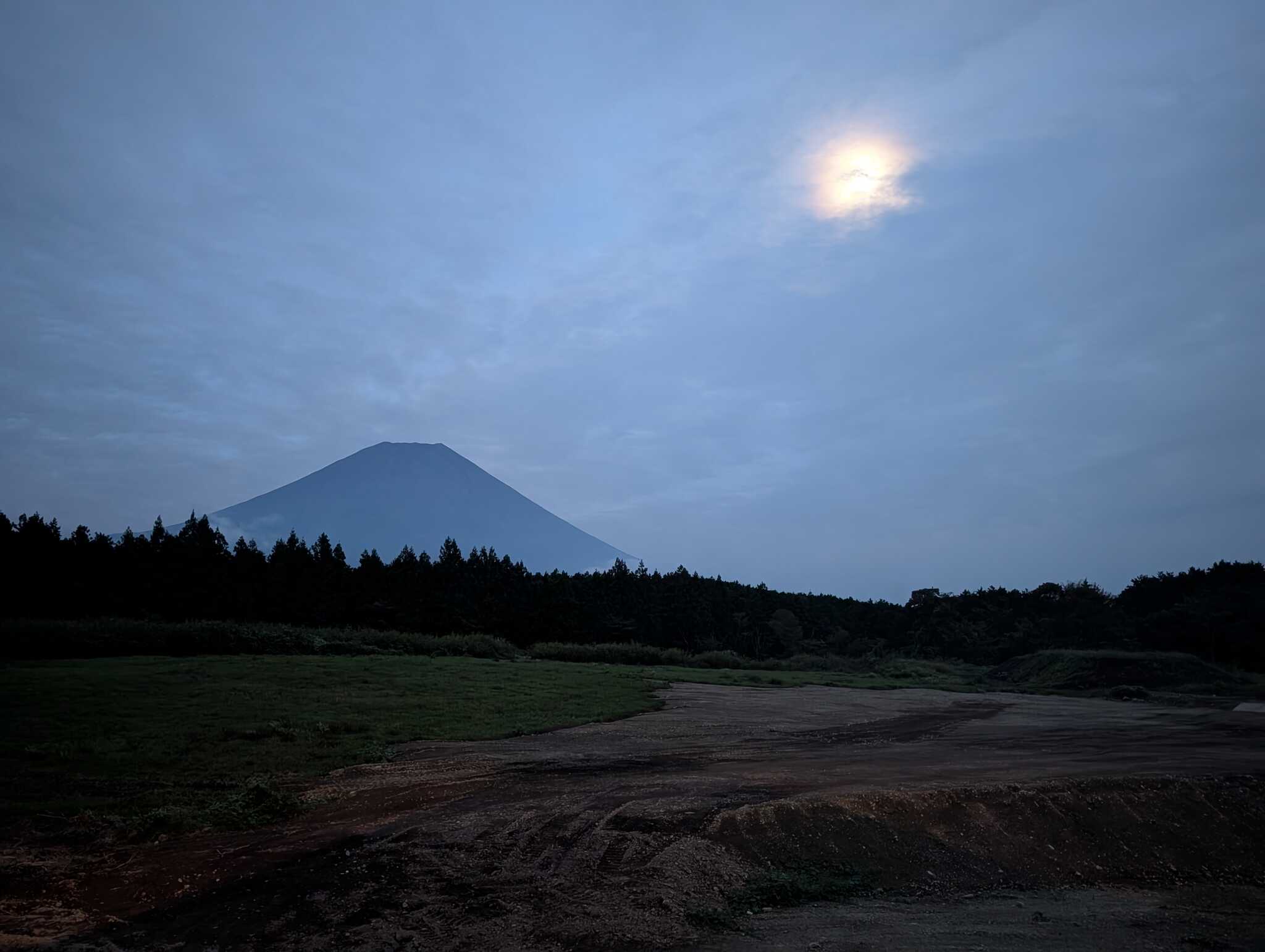 月と富士山