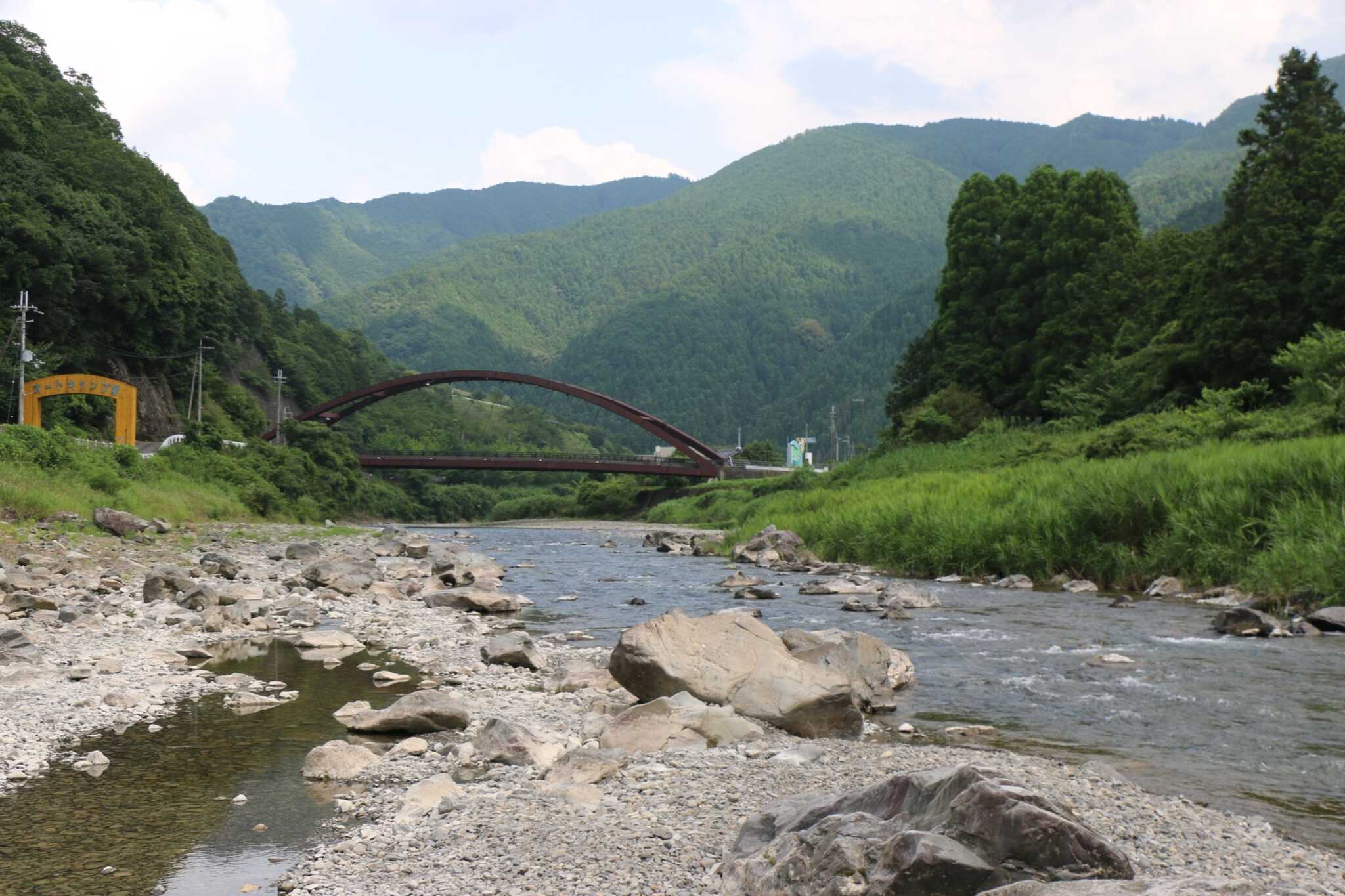 歩いてすぐの有田川
