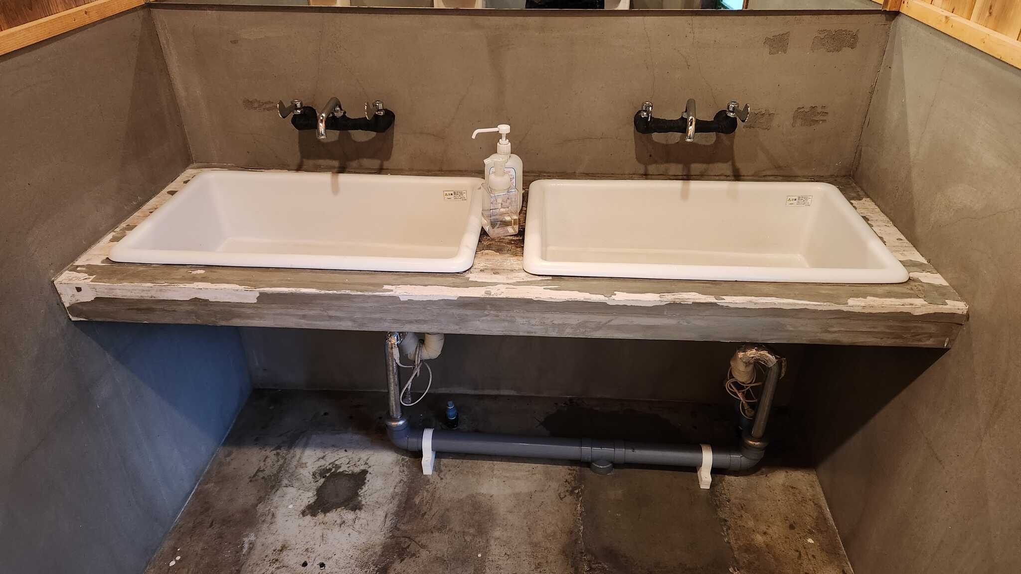 トイレの手洗い場。お湯出ます