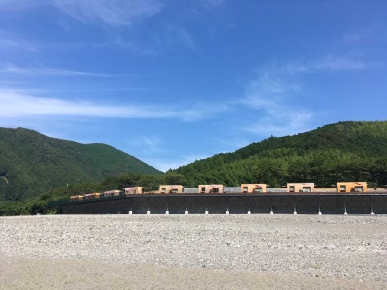 川沿いに住箱がたくさん