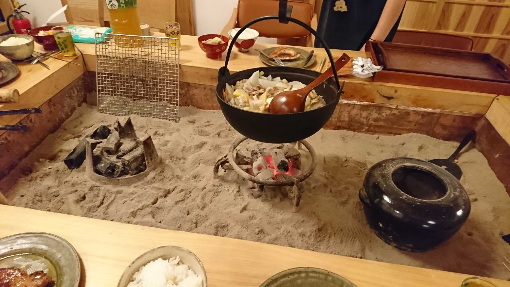 囲炉裏を囲んでごはん食べましたー♪
