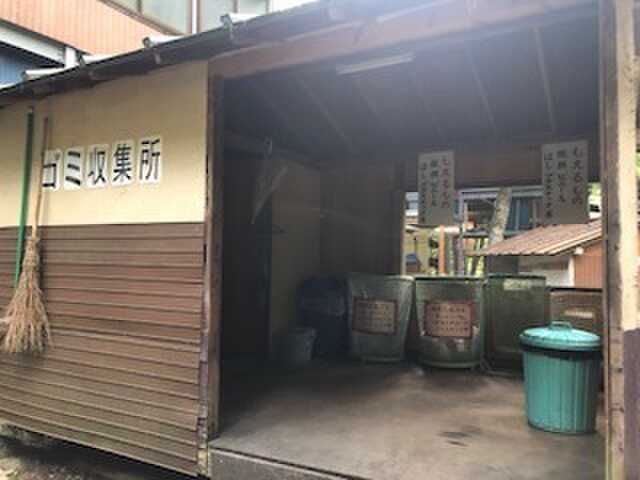 ゴミ捨て場。場内には何箇所かあった