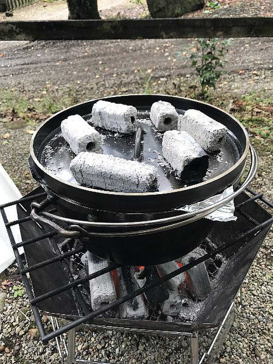 ダッチオーブンでピザ