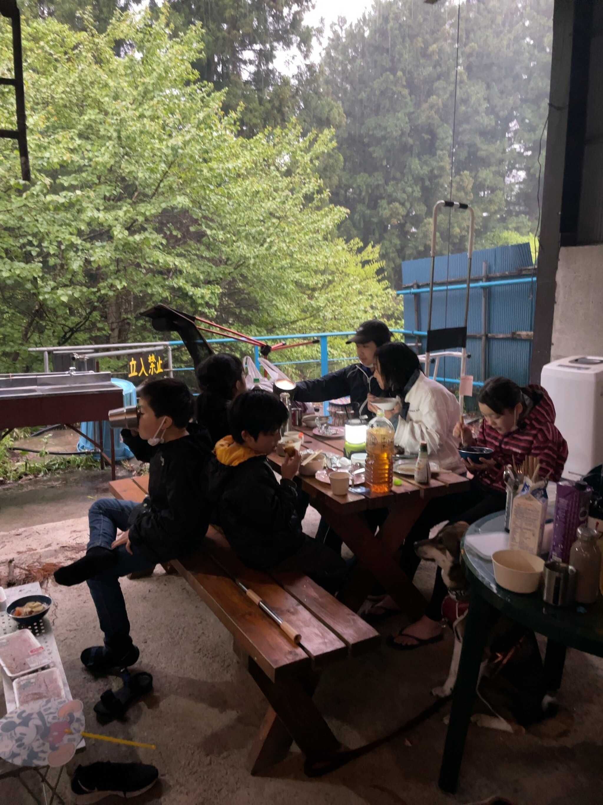 雨の日に屋根付きのスペースを貸していただきました。