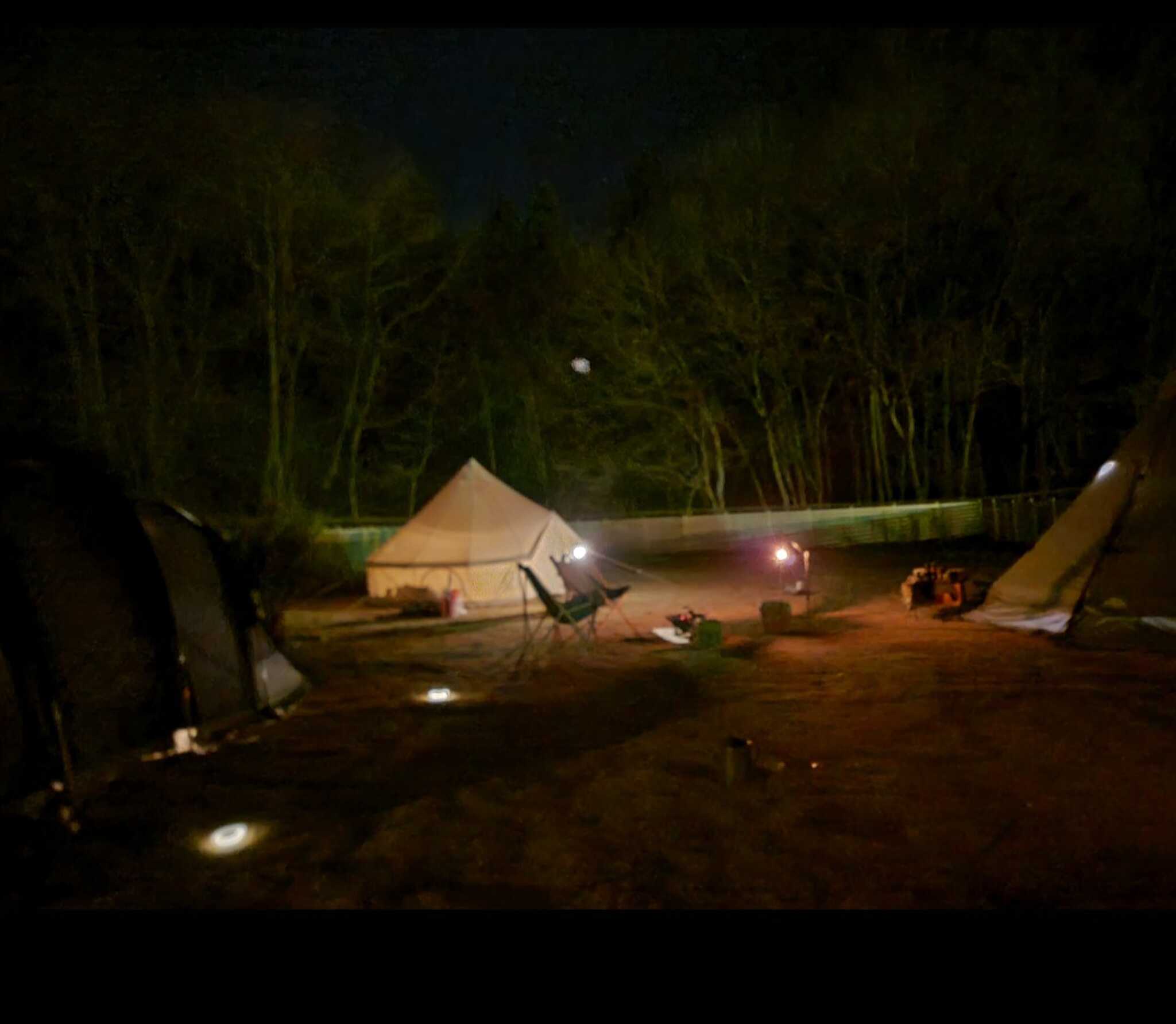夜のキャンプ場
