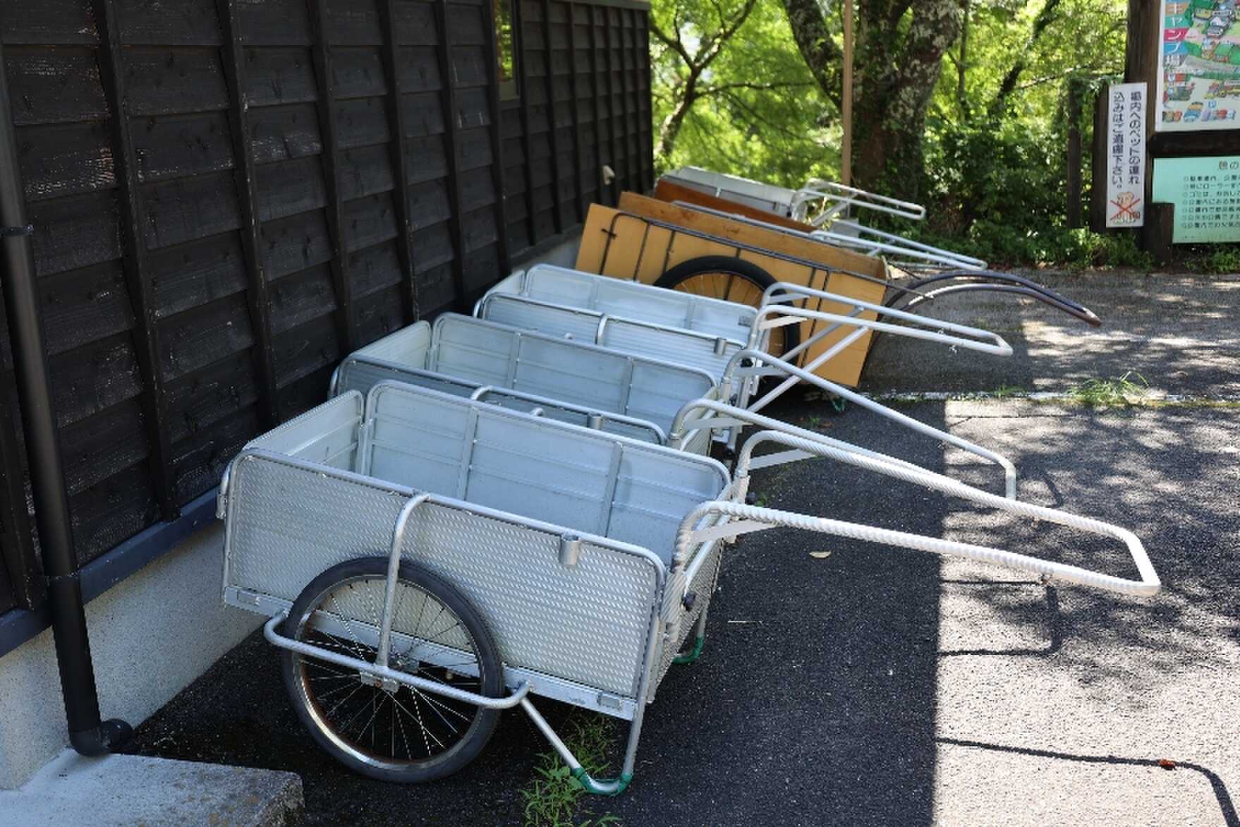 荷物用のリヤカー