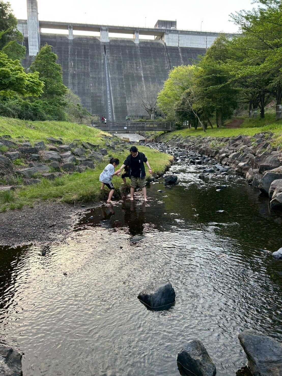 サイトすぐ隣にあるダムから放水されている川