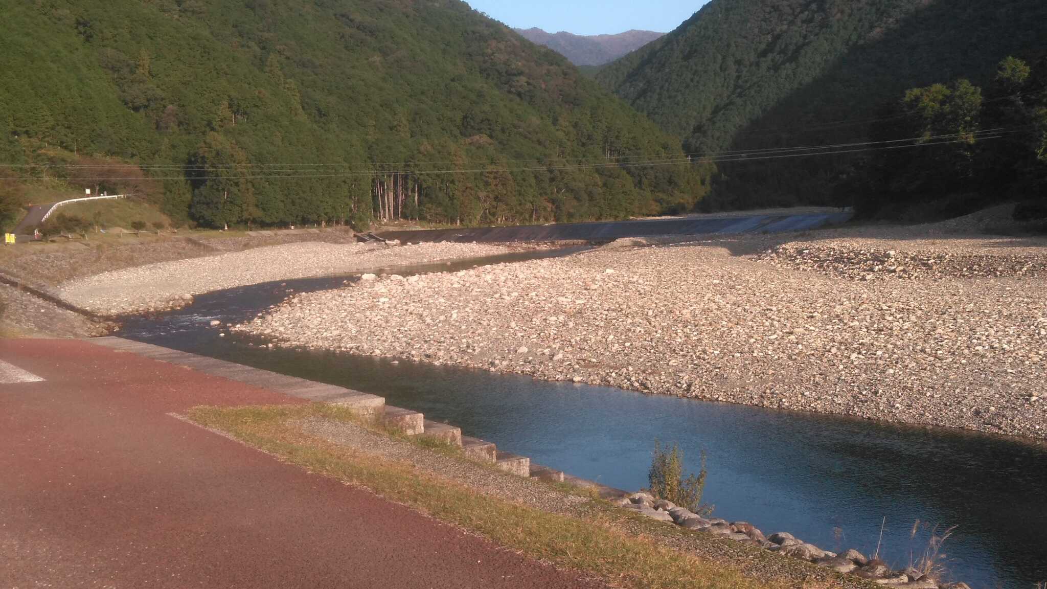 サイト横の河