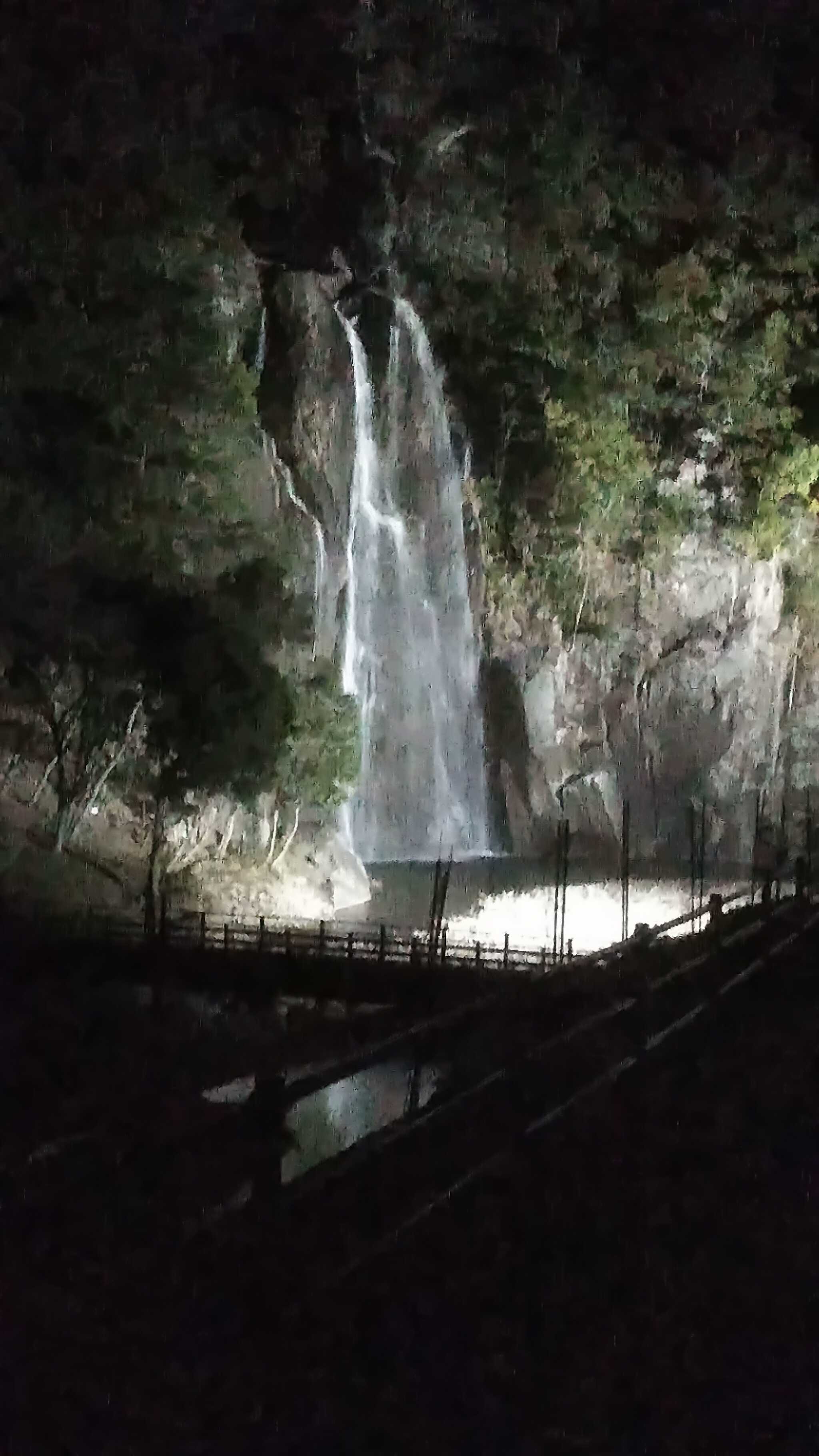 夜は滝