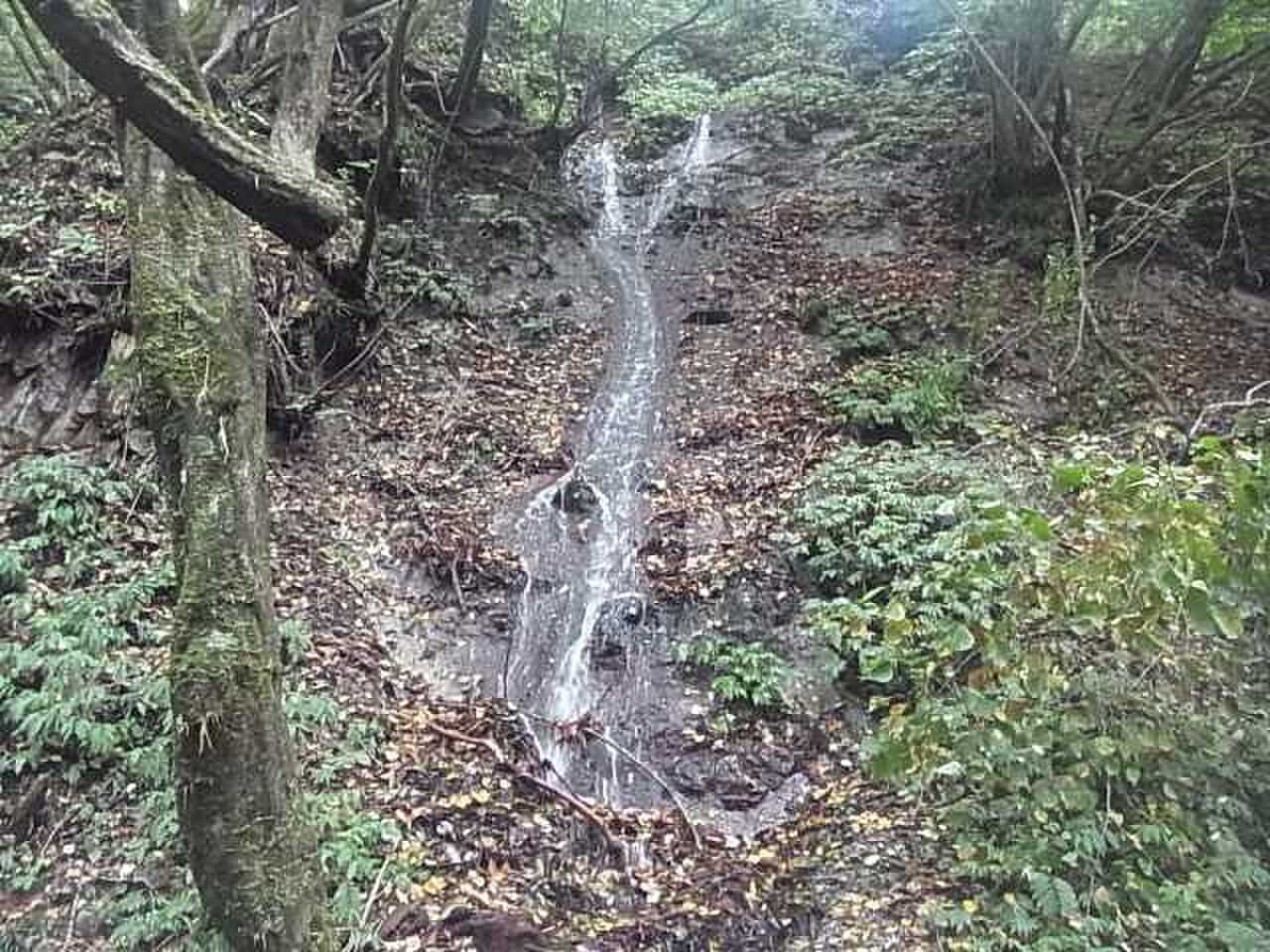キャンプ場内の滝 落差10m程 稀に落石あり