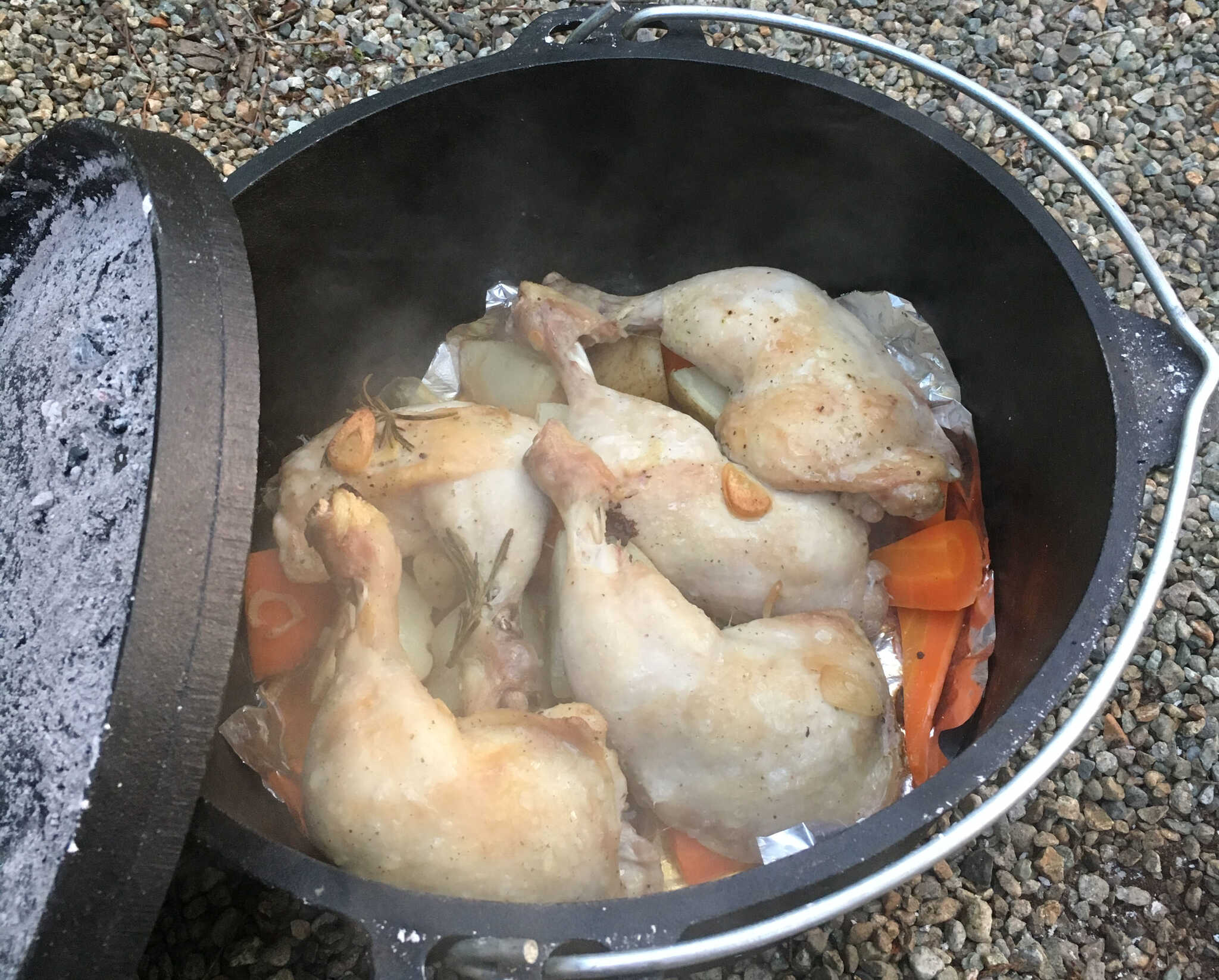 ダッチオーブンでローストチキン