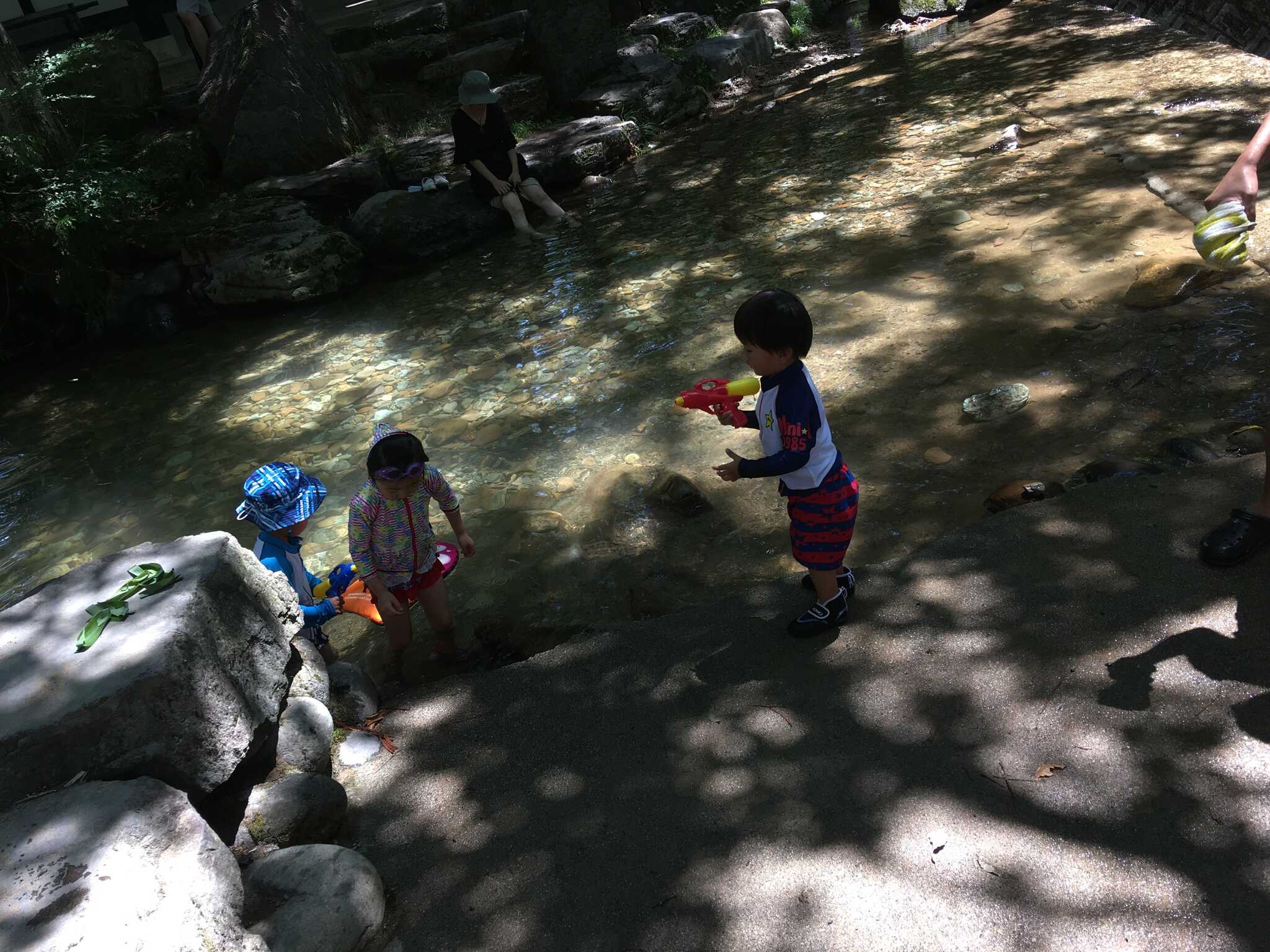 大興奮の川遊び