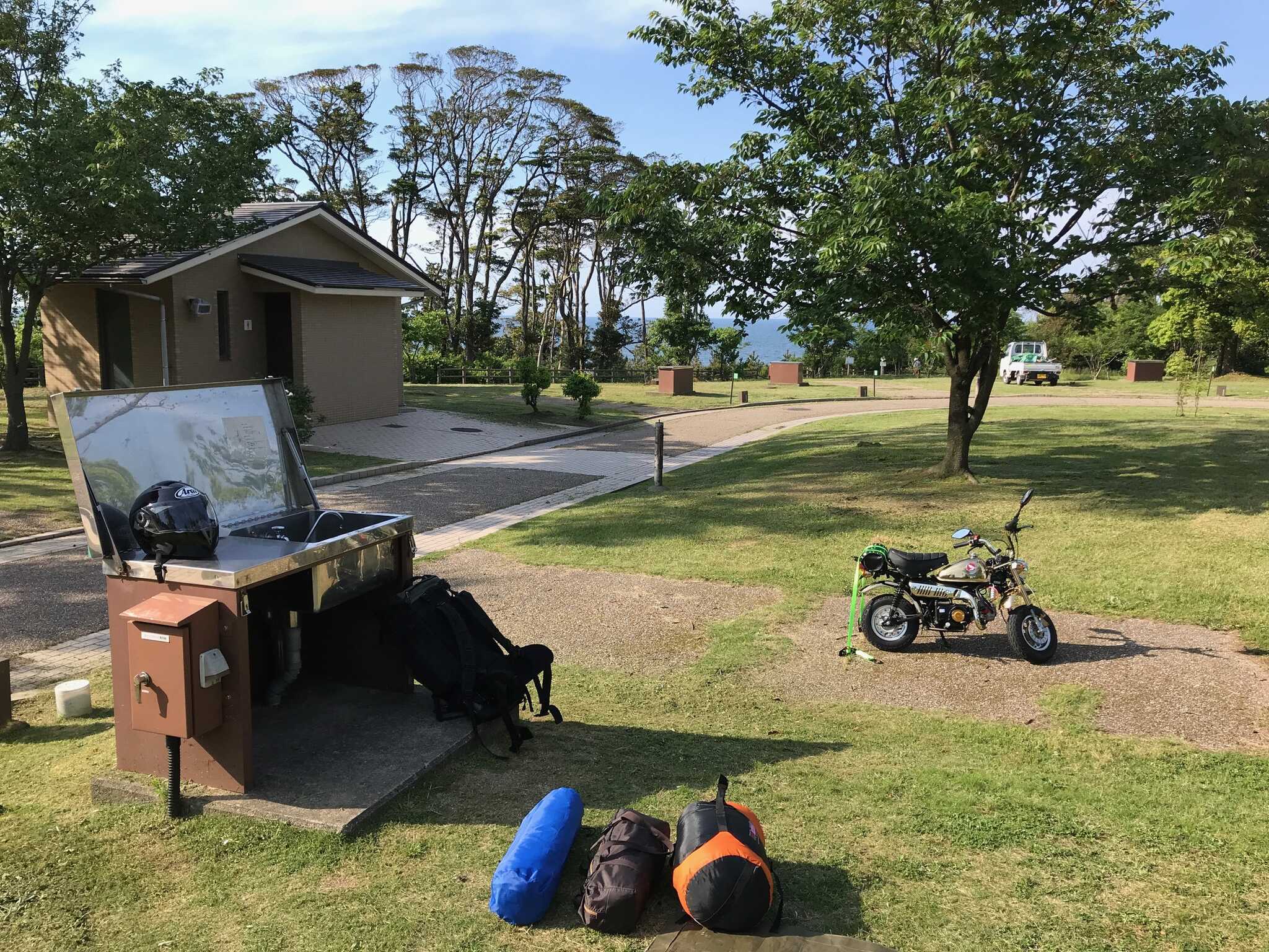 バイクでソロキャンプ。左側が調理台、水道、AC電源