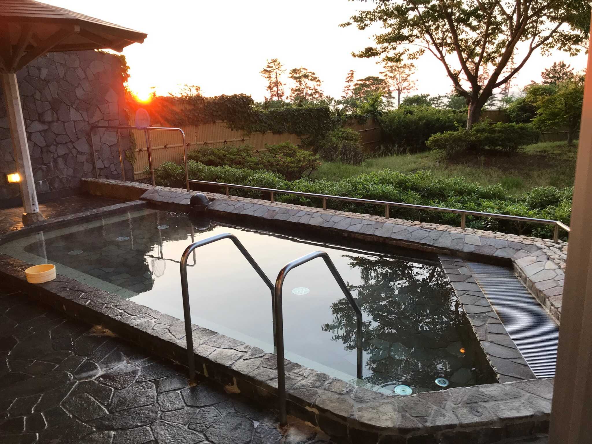 本館の露天風呂。内湯もあります。
