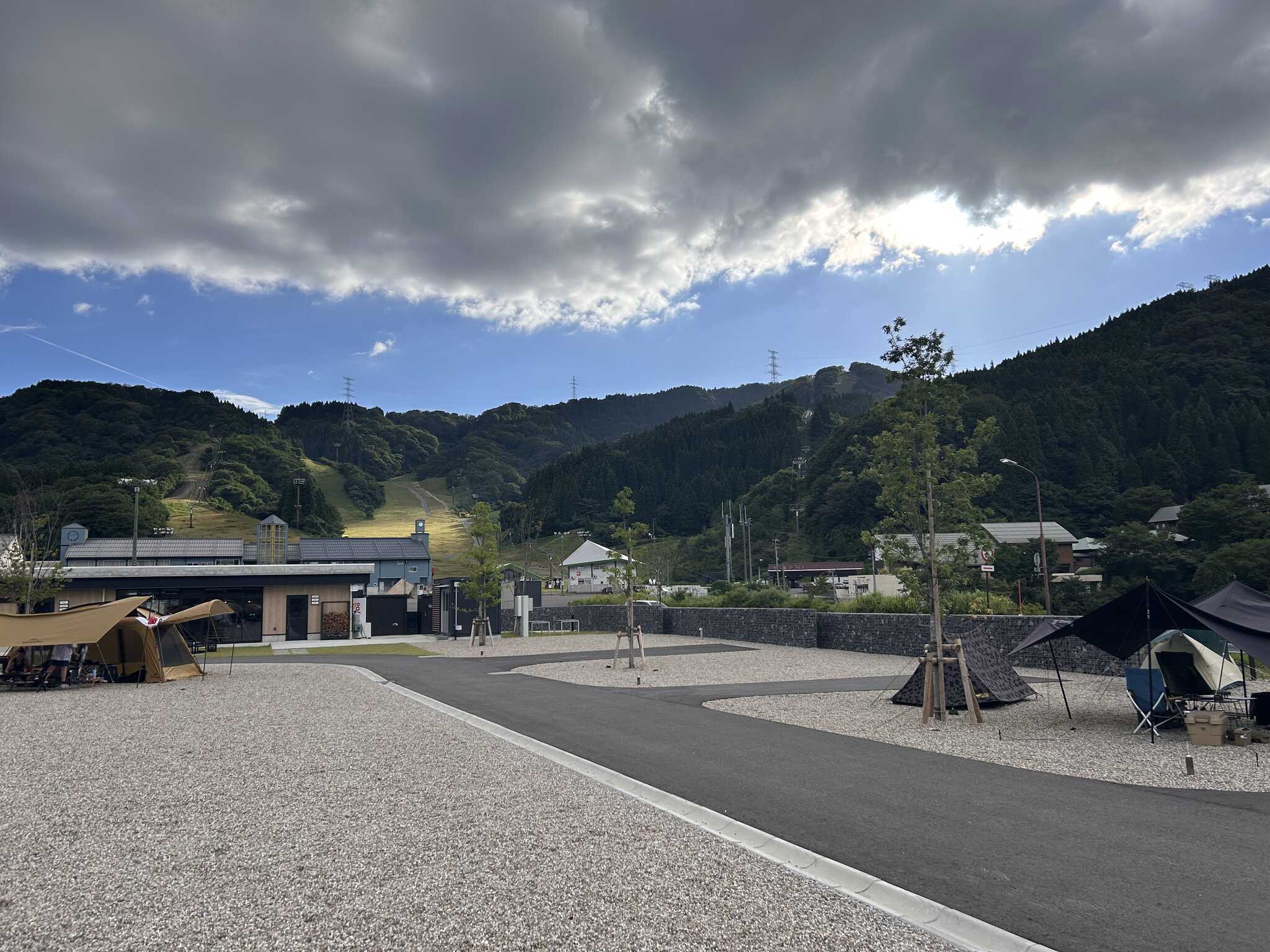 管理棟とゴしよば場所