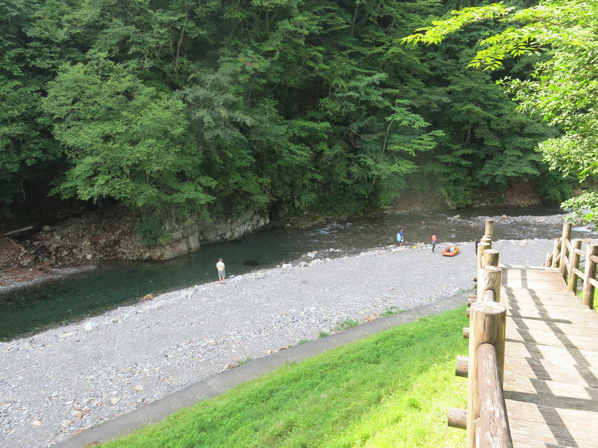 コテージから階段で河原におります。
