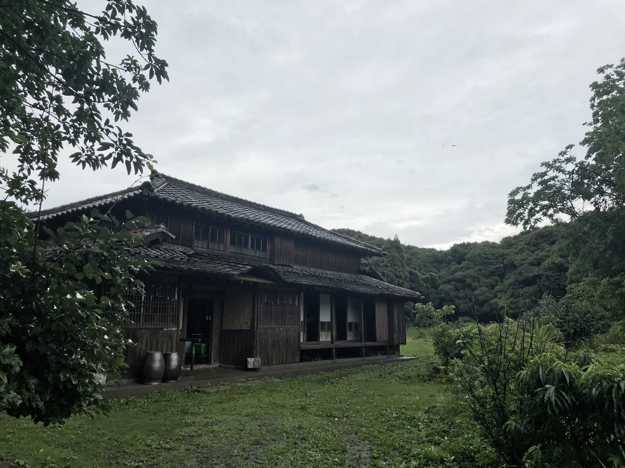 島に着くと古民家が