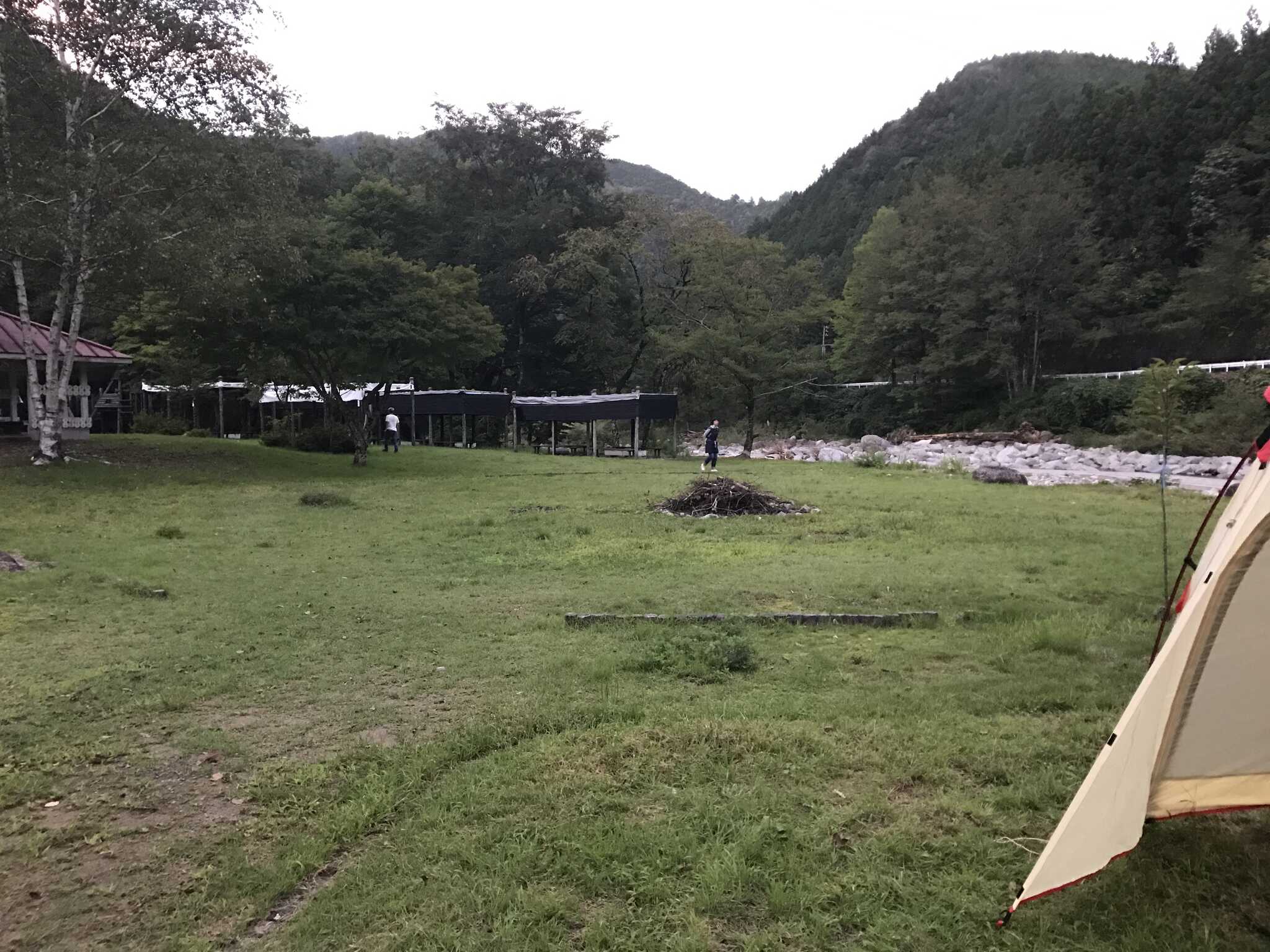 ファイヤーサークル。奥に木の遊具があります。