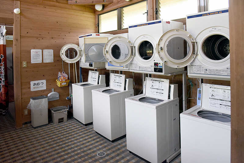 温水の出る流しも備えた コインランドリー