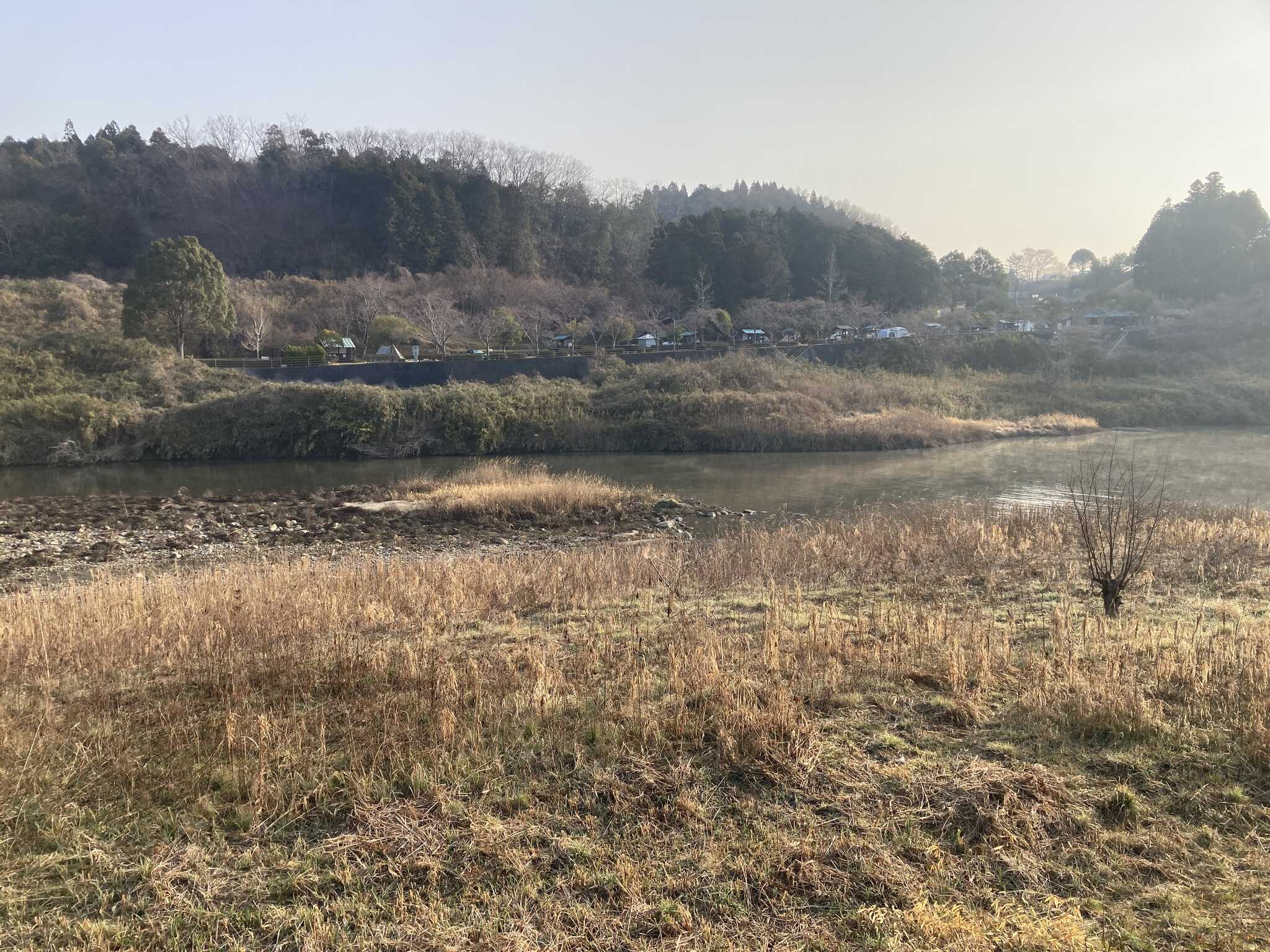 川の岩場