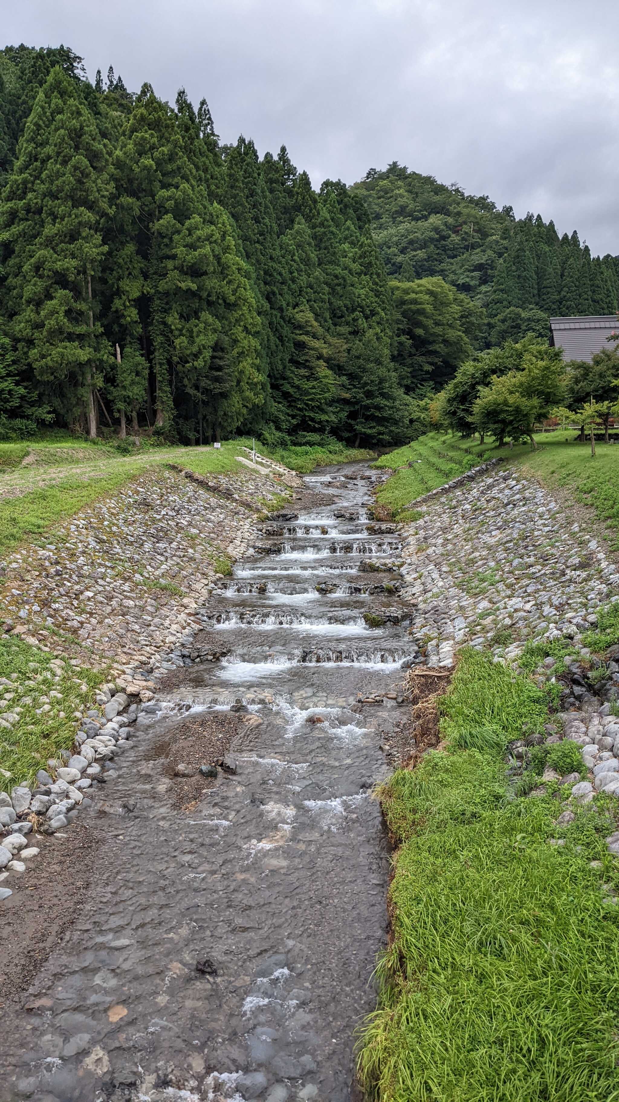 キャンプ場横の川
