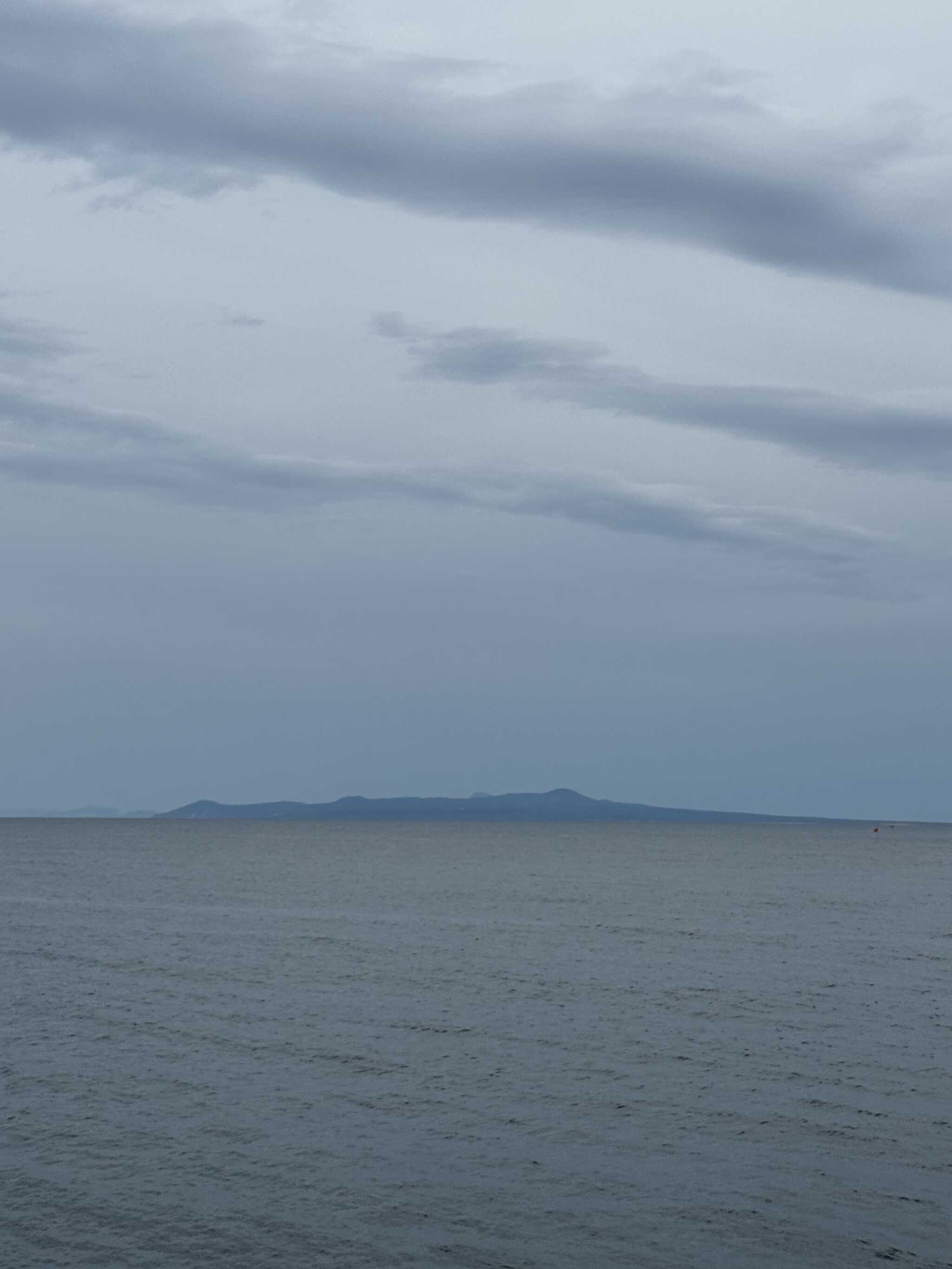 すぐそばに国後島が見えます