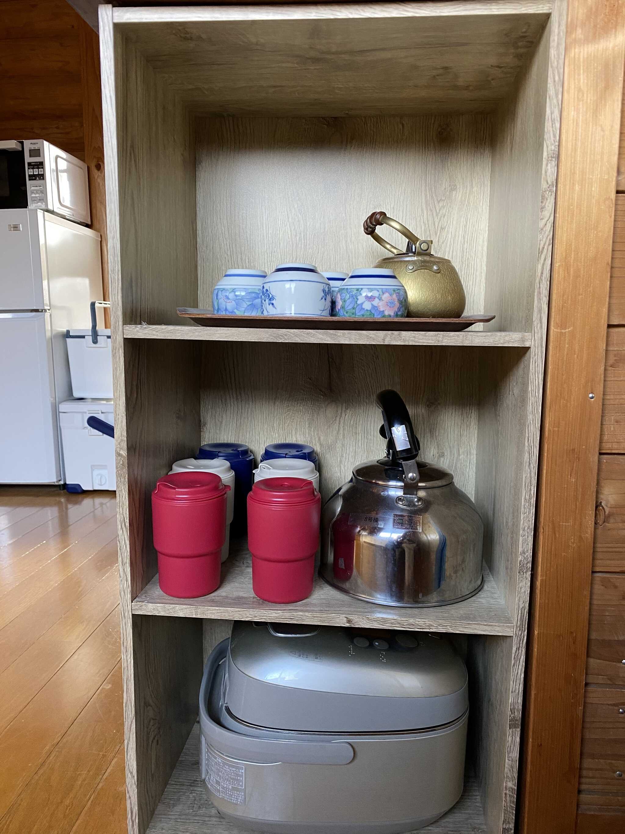 湯呑み、急須、コップ、やかん、炊飯器、冷蔵庫、電子レンジ