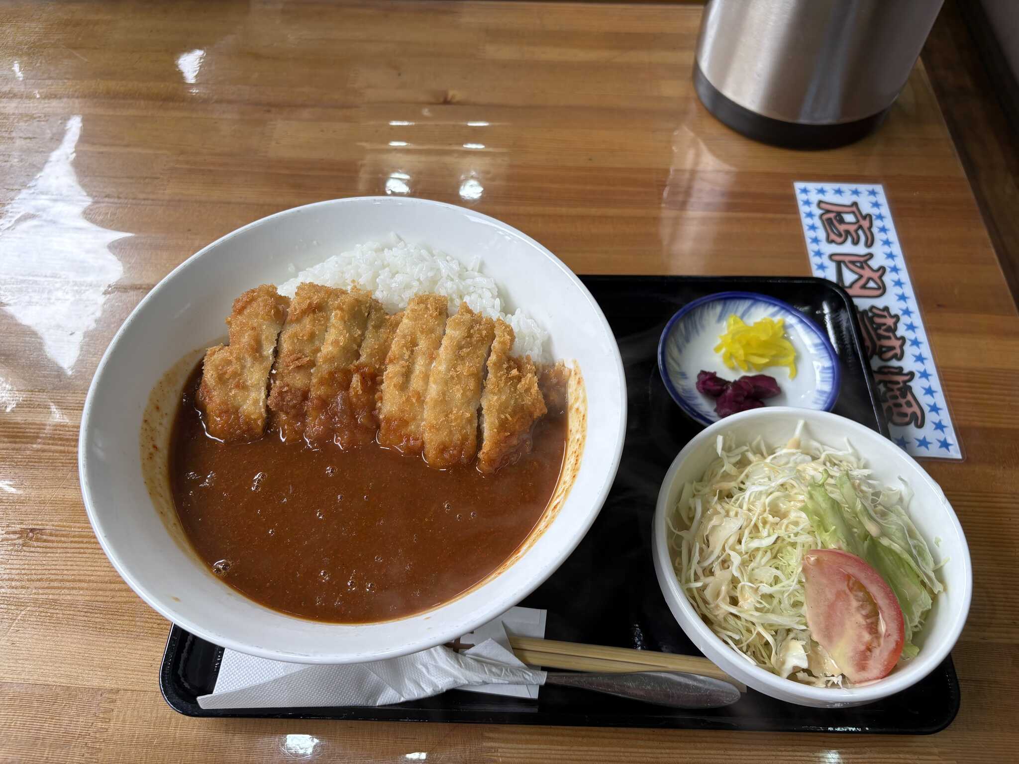 近くの定食屋でのお昼。