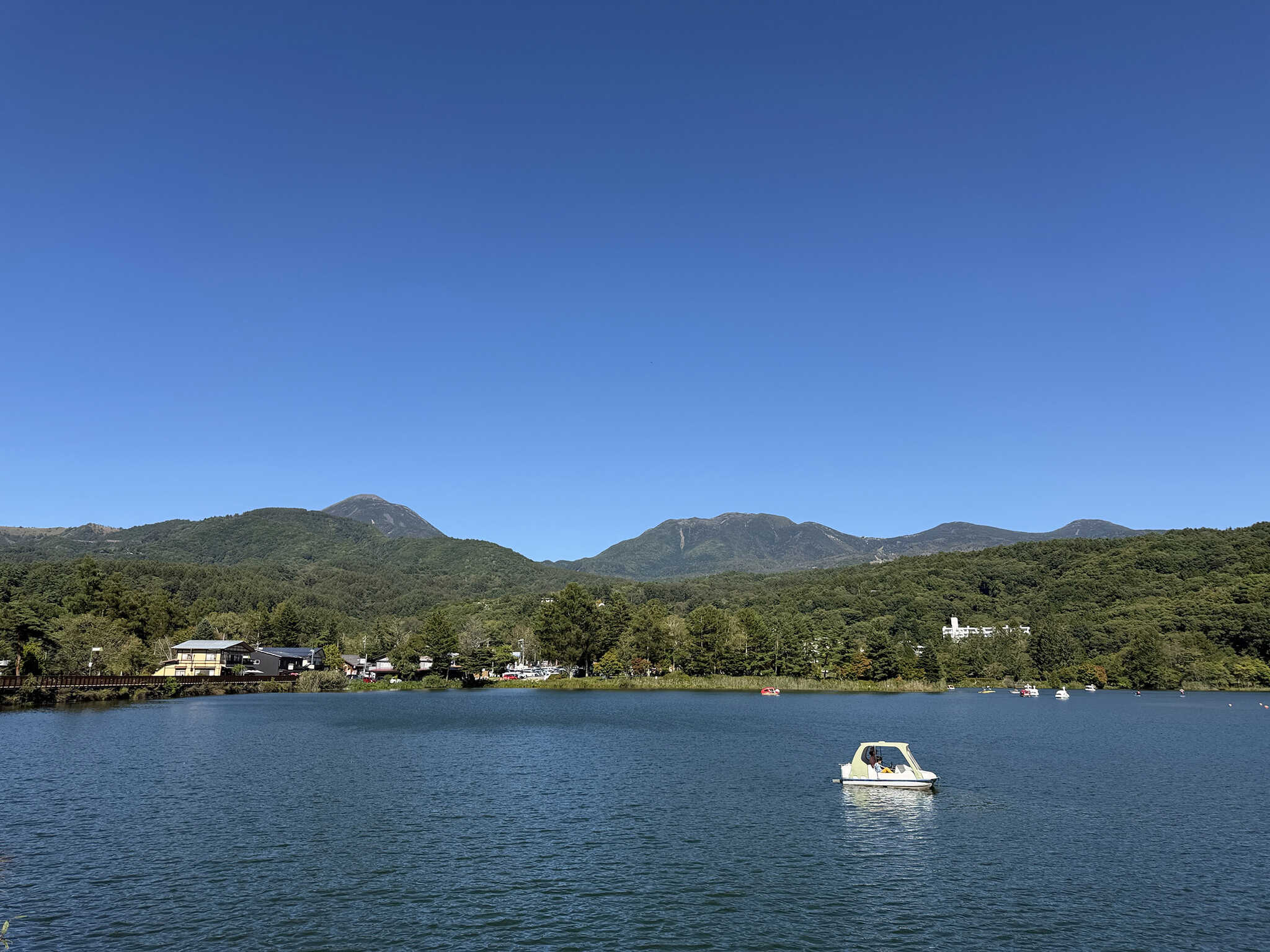 蓼科湖まで歩いて5分ほど。
